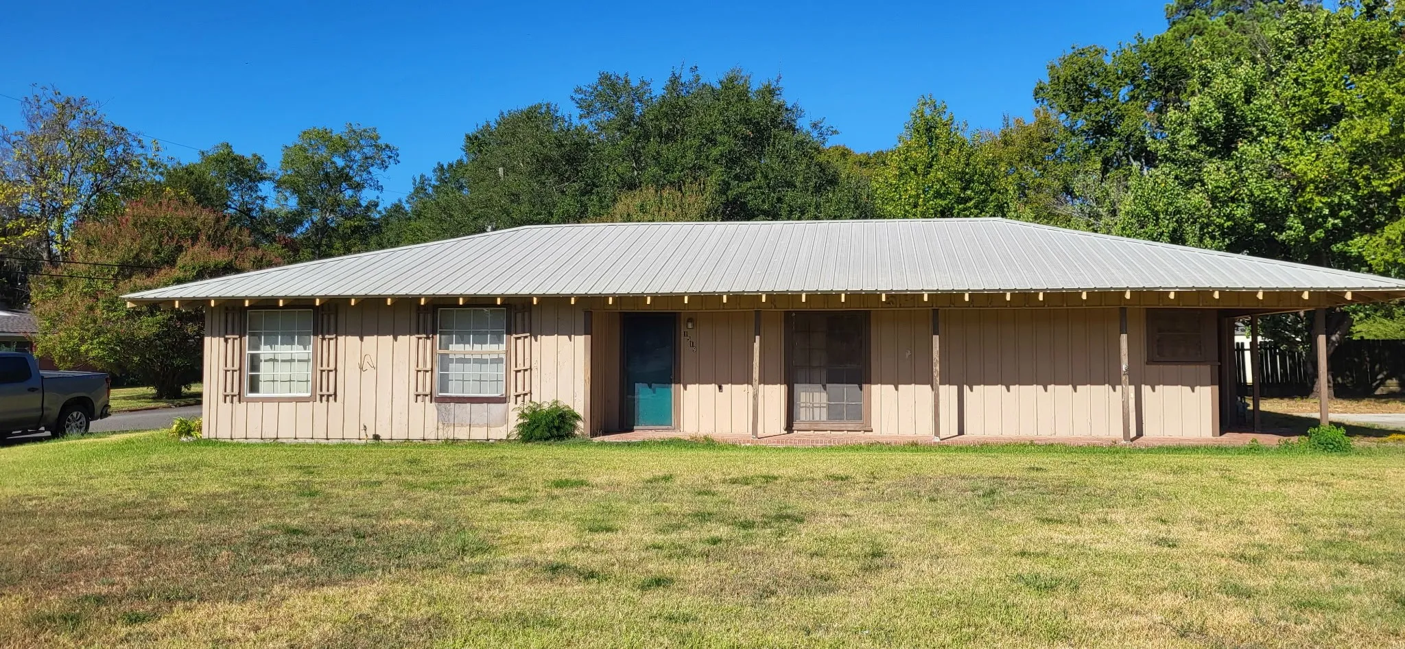 Single Family Residence For Sale in Hopkins County , 1519 Mockingbird Lane, Sulphur Springs, Texas 75482, 2 Bedroom, 1 Bathroom, 1 Garage spaces, 1,208 Sqft, built in 1950, mls#21386909, Real Estate Agent in Sulphur Springs, Homes For Sale in Hopkins county, Homes For Sale in Sulphur Springs, Realtor in Sulphur Springs Texas, Real Estate Brokerage Independent Realty Texas, Luminita Cordes Realtor