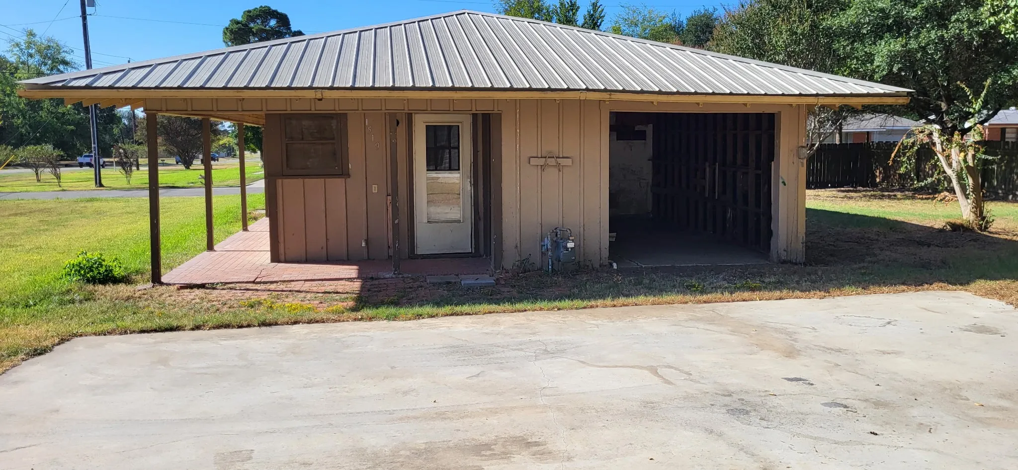 Single Family Residence For Sale in Hopkins County , 1519 Mockingbird Lane, Sulphur Springs, Texas 75482, 2 Bedroom, 1 Bathroom, 1 Garage spaces, 1,208 Sqft, built in 1950, mls#21386909, Real Estate Agent in Sulphur Springs, Homes For Sale in Hopkins county, Homes For Sale in Sulphur Springs, Realtor in Sulphur Springs Texas, Real Estate Brokerage Independent Realty Texas, Luminita Cordes Realtor