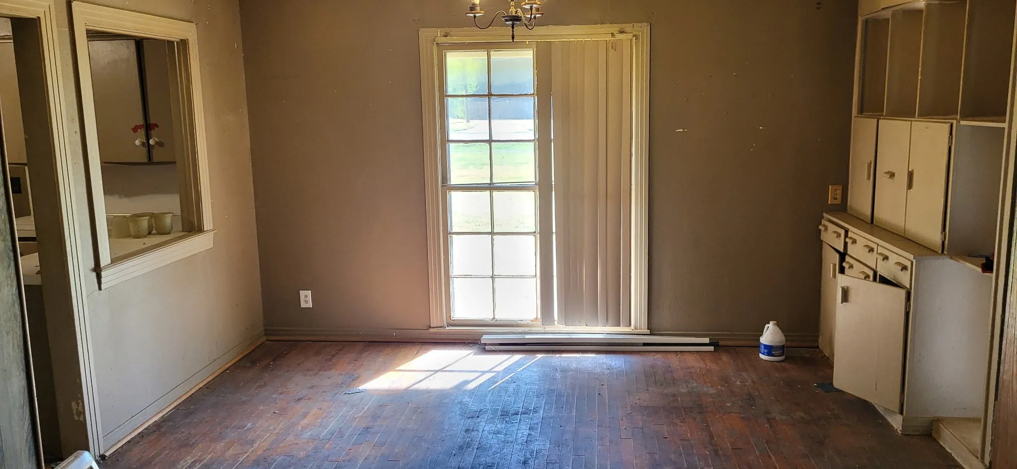Single Family Residence For Sale in Hopkins County , 1519 Mockingbird Lane, Sulphur Springs, Texas 75482, 2 Bedroom, 1 Bathroom, 1 Garage spaces, 1,208 Sqft, built in 1950, mls#21386909, Real Estate Agent in Sulphur Springs, Homes For Sale in Hopkins county, Homes For Sale in Sulphur Springs, Realtor in Sulphur Springs Texas, Real Estate Brokerage Independent Realty Texas, Luminita Cordes Realtor