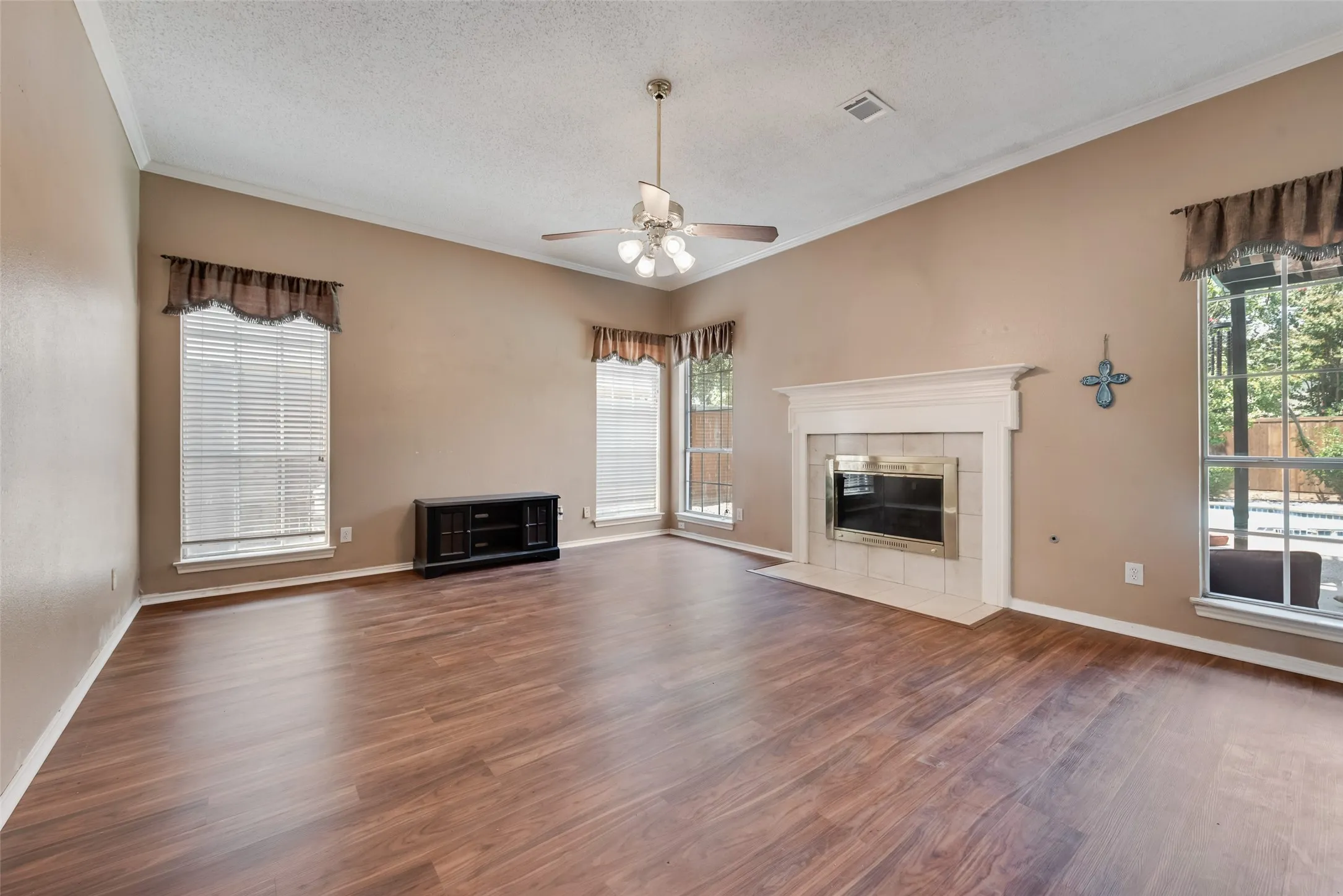 Single Family Residence For Rent in Collin County , 1909 Smith Drive, Plano, Texas 75023, 4 Bedroom, 3 Bathroom, 2 Garage spaces, 2,499 Sqft, built in 1991, mls#21386942, Real Estate Agent in Plano, Homes For Rent in Collin county, Homes For Rent in Plano, Realtor in Plano Texas, Real Estate Brokerage Independent Realty Texas, Luminita Cordes Realtor