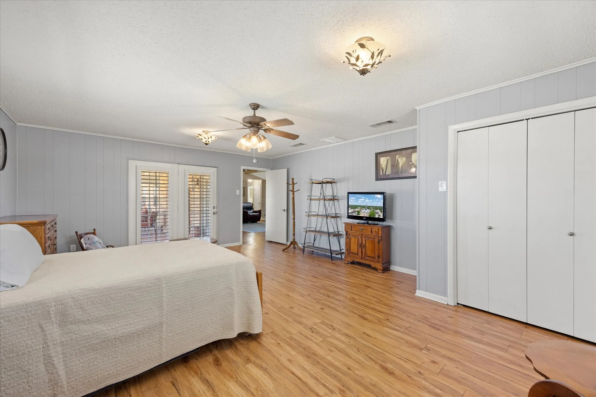 Single Family Residence For Sale in Hood County , 330 Reed Road, Granbury, Texas 76049, 4 Bedroom, 2 Bathroom, 2 Garage spaces, 2,148 Sqft, built in 1975, mls#21386850, Real Estate Agent in Granbury, Homes For Sale in Hood county, Homes For Sale in Granbury, Realtor in Granbury Texas, Real Estate Brokerage Independent Realty Texas, Luminita Cordes Realtor