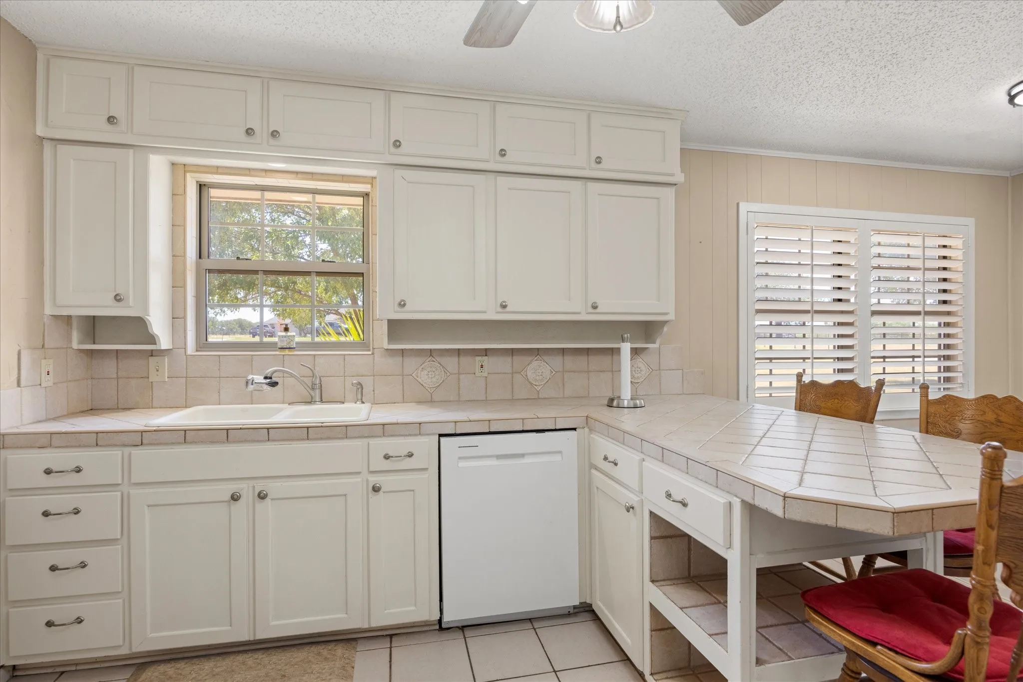 Single Family Residence For Sale in Hood County , 330 Reed Road, Granbury, Texas 76049, 4 Bedroom, 2 Bathroom, 2 Garage spaces, 2,148 Sqft, built in 1975, mls#21386850, Real Estate Agent in Granbury, Homes For Sale in Hood county, Homes For Sale in Granbury, Realtor in Granbury Texas, Real Estate Brokerage Independent Realty Texas, Luminita Cordes Realtor