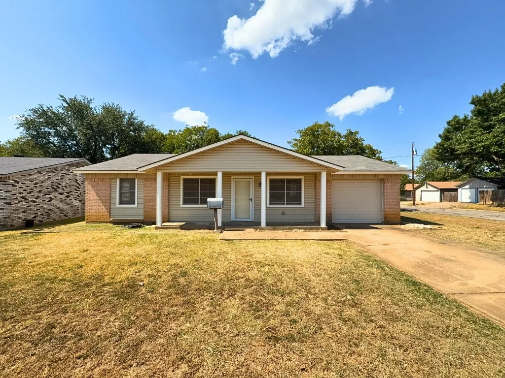 Single Family Residence For Rent in Tarrant County , 615 Crane Drive, Euless, Texas 76039, 3 Bedroom, 1 Bathroom, 1 Garage spaces, 1,102 Sqft, built in 1963, mls#21386941, Real Estate Agent in Euless, Homes For Rent in Tarrant county, Homes For Rent in Euless, Realtor in Euless Texas, Real Estate Brokerage Independent Realty Texas, Luminita Cordes Realtor