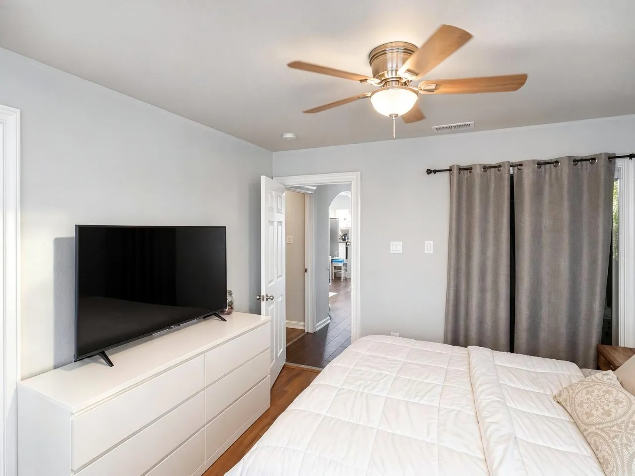 Single Family Residence For Rent in Dallas County , 1931 Berkley Avenue, Dallas, Texas 75224, 2 Bedroom, 2 Bathroom, 1 Garage spaces, 1,032 Sqft, built in 1953, mls#21386947, Real Estate Agent in Dallas, Homes For Rent in Dallas county, Homes For Rent in Dallas, Realtor in Dallas Texas, Real Estate Brokerage Independent Realty Texas, Luminita Cordes Realtor