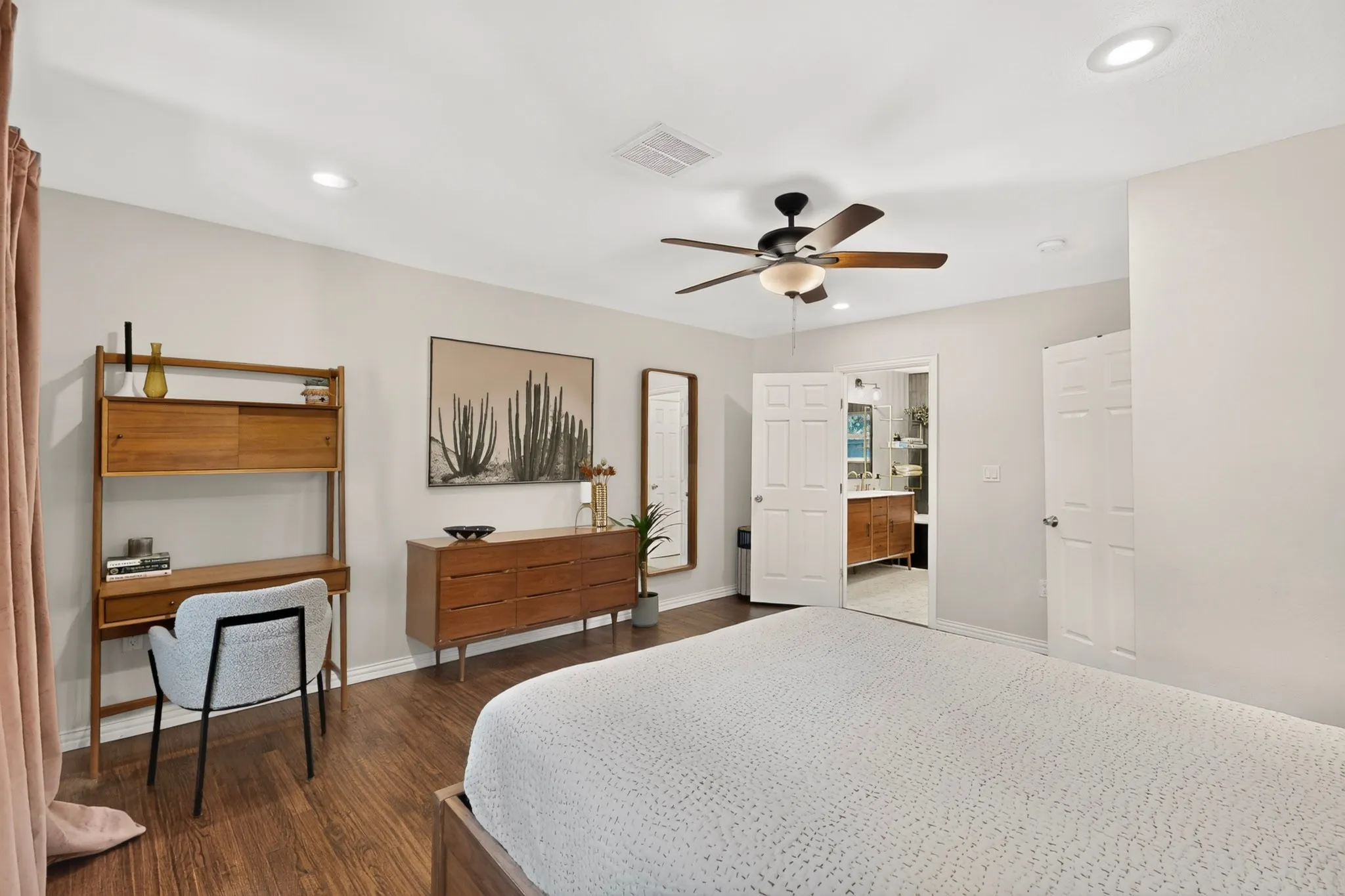 Single Family Residence For Sale in Dallas County , 633 Strong Street, Dallas, Texas 75208, 4 Bedroom, 3 Bathroom, Garage spaces, 2,210 Sqft, built in 1950, mls#21386384, Real Estate Agent in Dallas, Homes For Sale in Dallas county, Homes For Sale in Dallas, Realtor in Dallas Texas, Real Estate Brokerage Independent Realty Texas, Luminita Cordes Realtor
