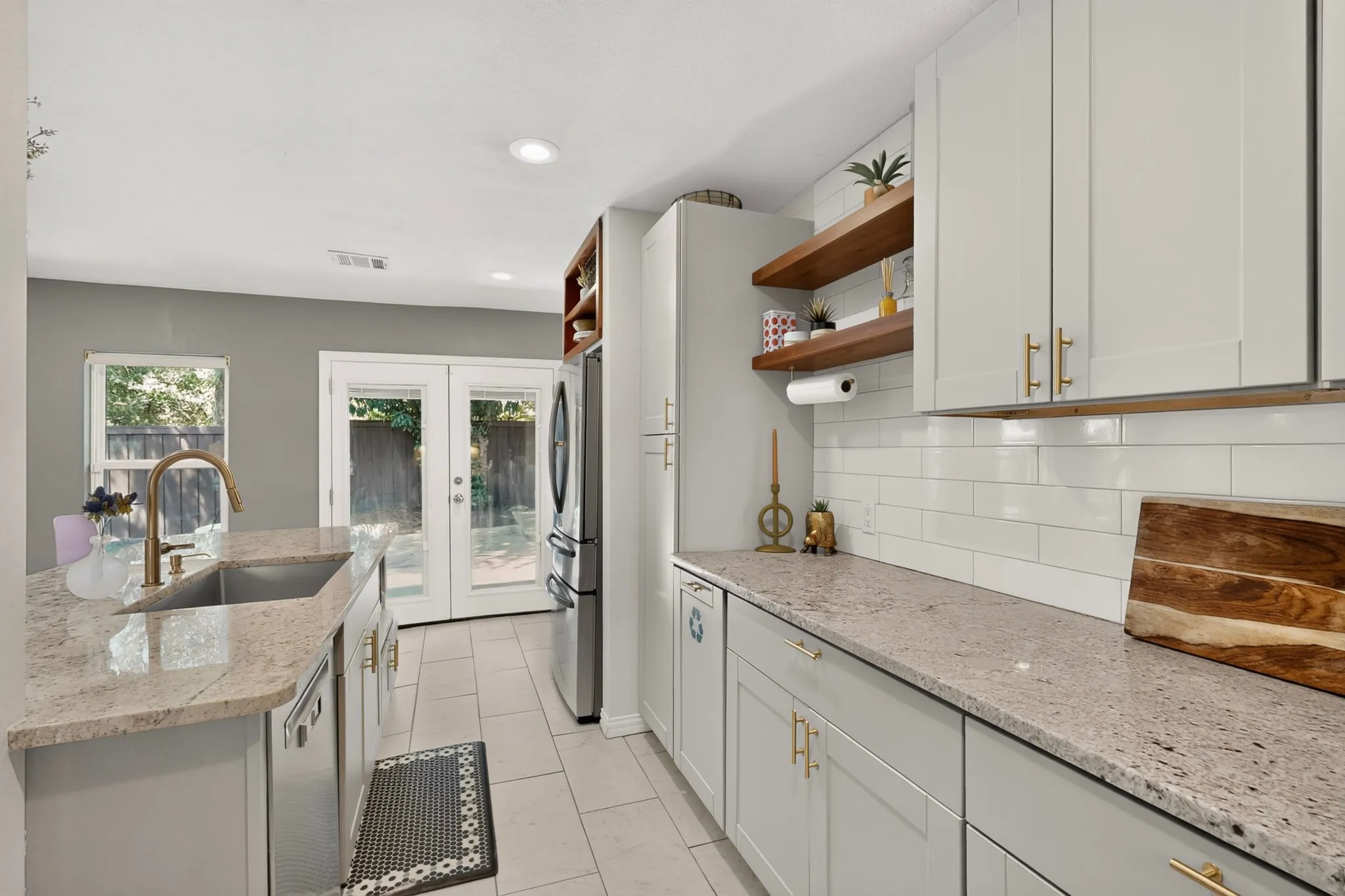 Single Family Residence For Sale in Dallas County , 633 Strong Street, Dallas, Texas 75208, 4 Bedroom, 3 Bathroom, Garage spaces, 2,210 Sqft, built in 1950, mls#21386384, Real Estate Agent in Dallas, Homes For Sale in Dallas county, Homes For Sale in Dallas, Realtor in Dallas Texas, Real Estate Brokerage Independent Realty Texas, Luminita Cordes Realtor