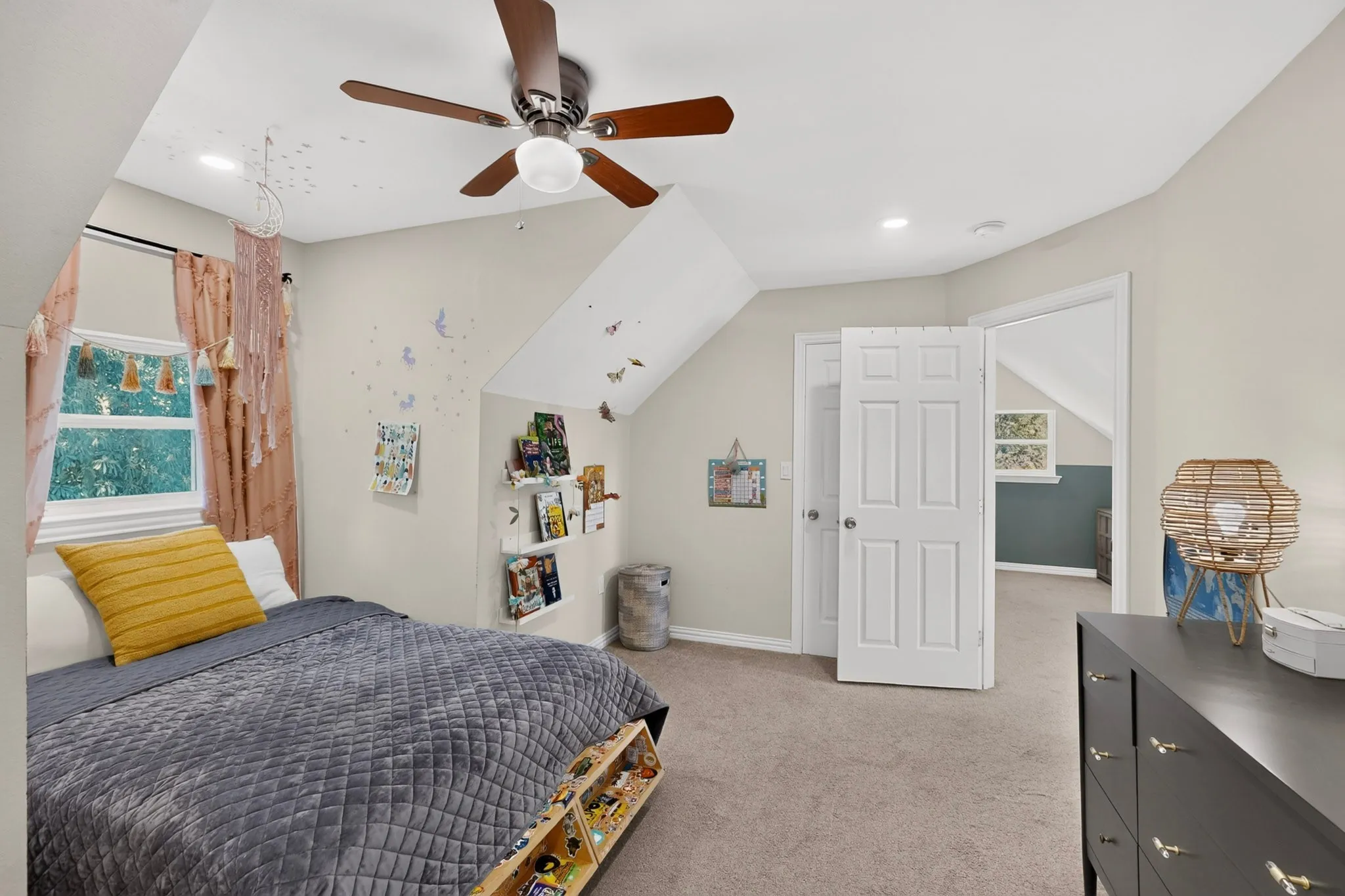 Single Family Residence For Sale in Dallas County , 633 Strong Street, Dallas, Texas 75208, 4 Bedroom, 3 Bathroom, Garage spaces, 2,210 Sqft, built in 1950, mls#21386384, Real Estate Agent in Dallas, Homes For Sale in Dallas county, Homes For Sale in Dallas, Realtor in Dallas Texas, Real Estate Brokerage Independent Realty Texas, Luminita Cordes Realtor