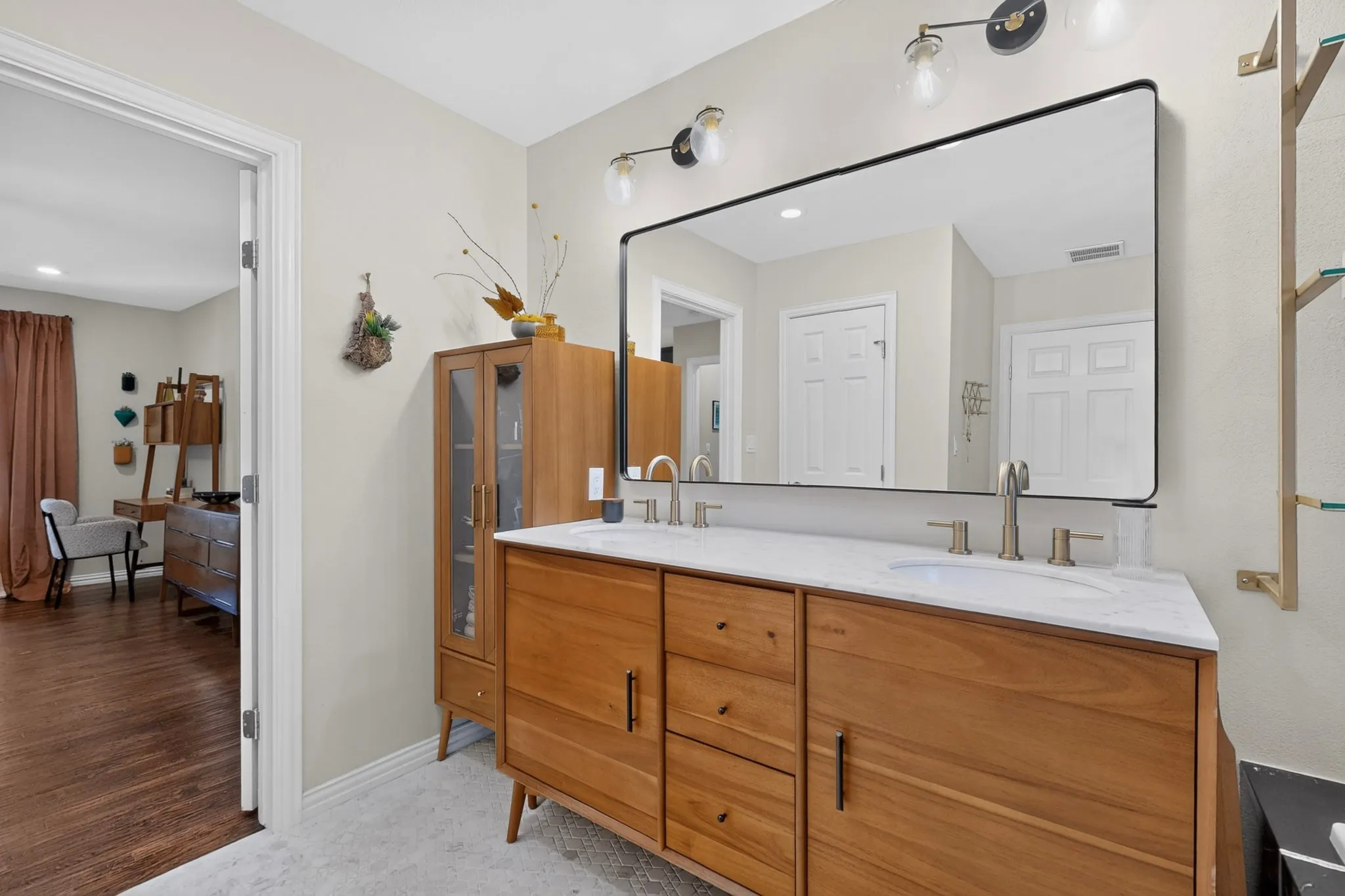 Single Family Residence For Sale in Dallas County , 633 Strong Street, Dallas, Texas 75208, 4 Bedroom, 3 Bathroom, Garage spaces, 2,210 Sqft, built in 1950, mls#21386384, Real Estate Agent in Dallas, Homes For Sale in Dallas county, Homes For Sale in Dallas, Realtor in Dallas Texas, Real Estate Brokerage Independent Realty Texas, Luminita Cordes Realtor