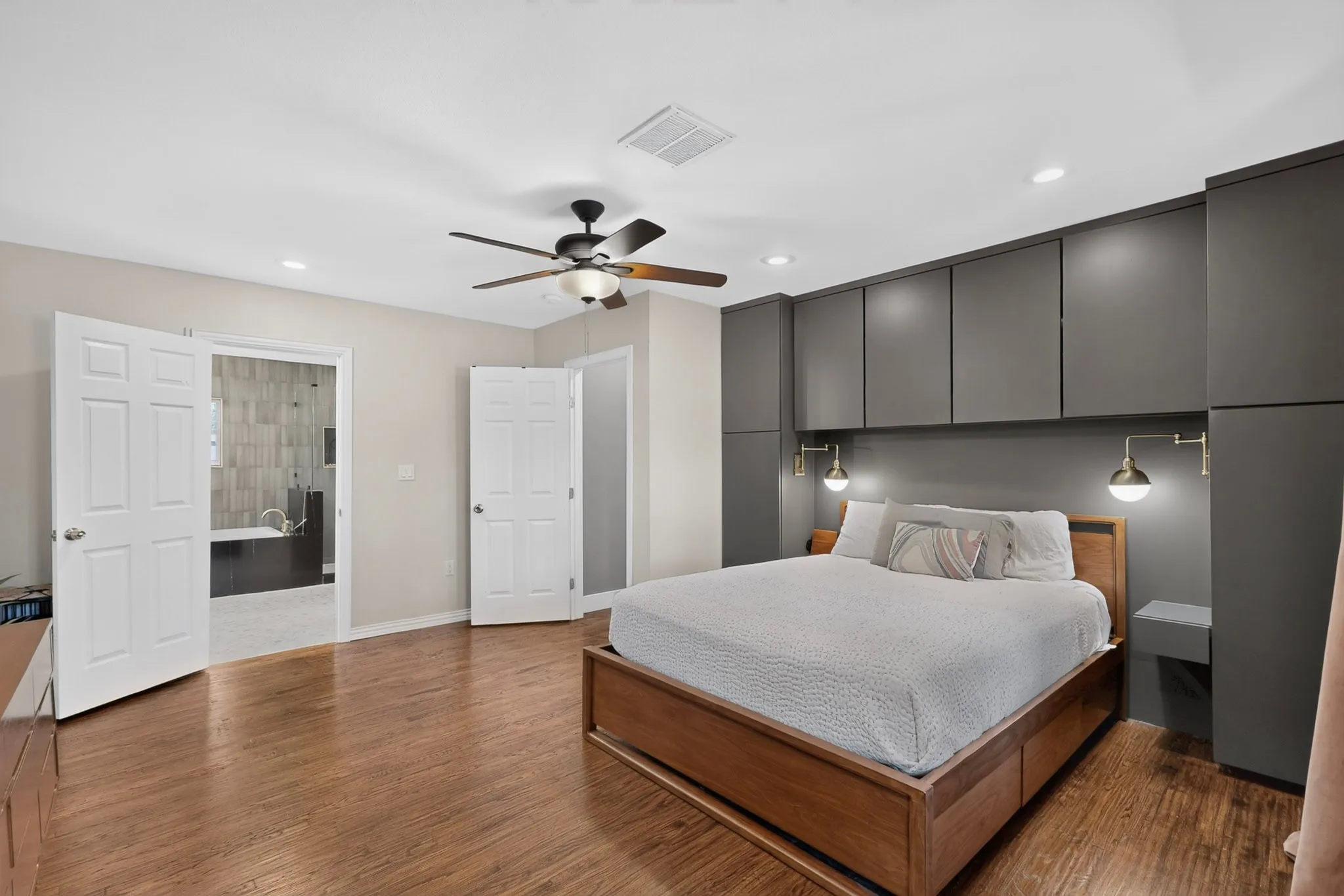 Single Family Residence For Sale in Dallas County , 633 Strong Street, Dallas, Texas 75208, 4 Bedroom, 3 Bathroom, Garage spaces, 2,210 Sqft, built in 1950, mls#21386384, Real Estate Agent in Dallas, Homes For Sale in Dallas county, Homes For Sale in Dallas, Realtor in Dallas Texas, Real Estate Brokerage Independent Realty Texas, Luminita Cordes Realtor