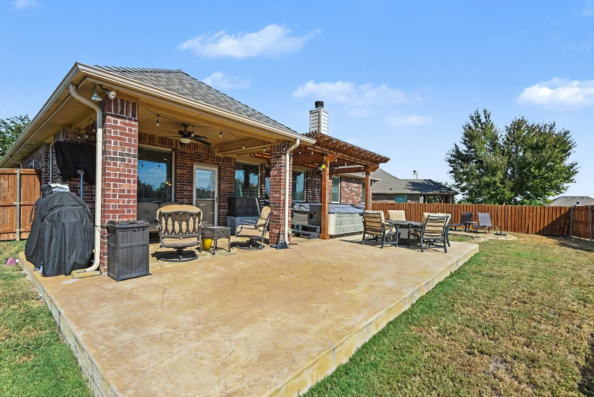 Single Family Residence For Sale in Tarrant County , 6825 San Antonio Drive, Fort Worth, Texas 76131, 3 Bedroom, 3 Bathroom, 3 Garage spaces, 2,583 Sqft, built in 2014, mls#21386440, Real Estate Agent in Fort Worth, Homes For Sale in Tarrant county, Homes For Sale in Fort Worth, Realtor in Fort Worth Texas, Real Estate Brokerage Independent Realty Texas, Luminita Cordes Realtor