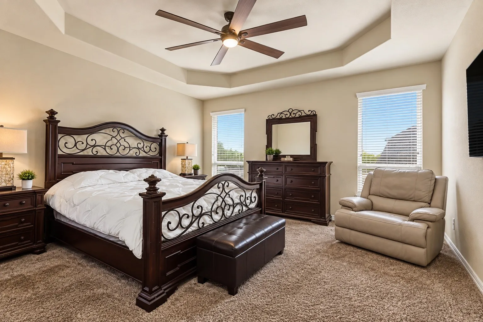 Single Family Residence For Sale in Tarrant County , 6825 San Antonio Drive, Fort Worth, Texas 76131, 3 Bedroom, 3 Bathroom, 3 Garage spaces, 2,583 Sqft, built in 2014, mls#21386440, Real Estate Agent in Fort Worth, Homes For Sale in Tarrant county, Homes For Sale in Fort Worth, Realtor in Fort Worth Texas, Real Estate Brokerage Independent Realty Texas, Luminita Cordes Realtor