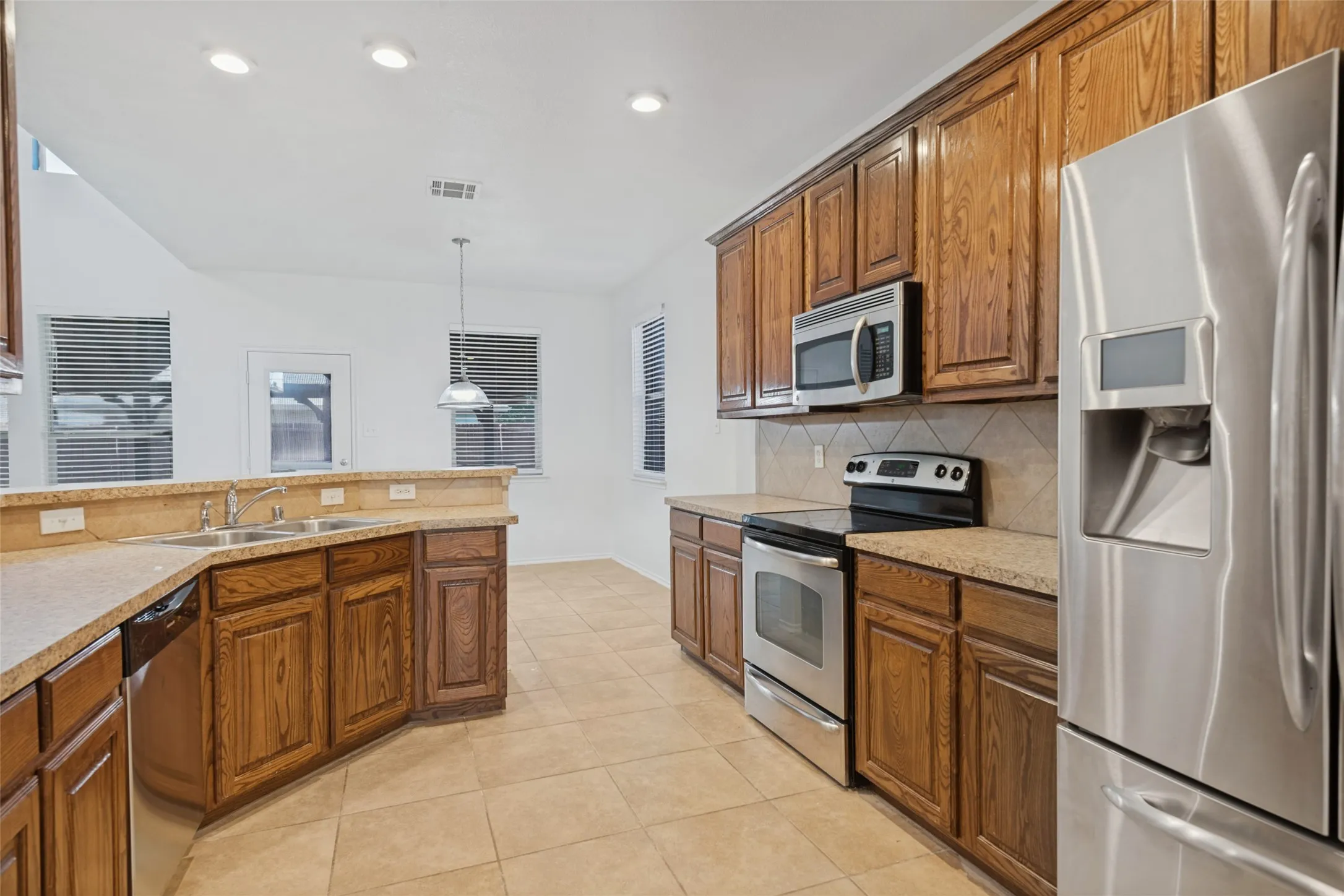 Single Family Residence For Sale in Kaufman County , 2003 Eagle Lake Drive, Forney, Texas 75126, 4 Bedroom, 3 Bathroom, 2 Garage spaces, 2,483 Sqft, built in 2009, mls#21385155, Real Estate Agent in Forney, Homes For Sale in Kaufman county, Homes For Sale in Forney, Realtor in Forney Texas, Real Estate Brokerage Independent Realty Texas, Luminita Cordes Realtor