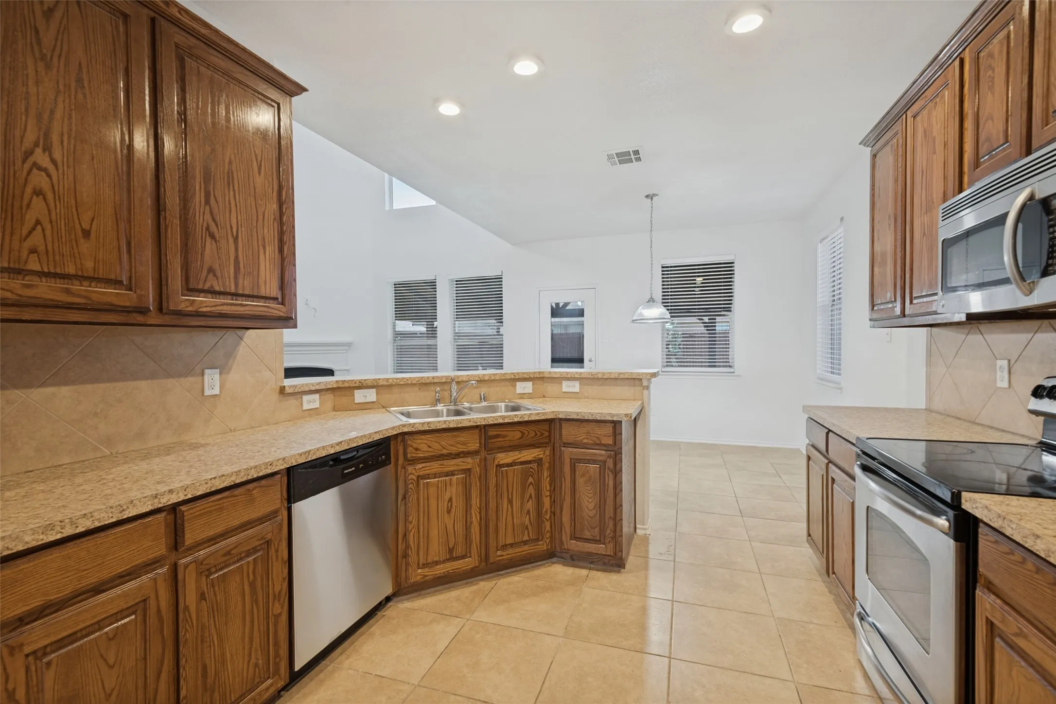 Single Family Residence For Sale in Kaufman County , 2003 Eagle Lake Drive, Forney, Texas 75126, 4 Bedroom, 3 Bathroom, 2 Garage spaces, 2,483 Sqft, built in 2009, mls#21385155, Real Estate Agent in Forney, Homes For Sale in Kaufman county, Homes For Sale in Forney, Realtor in Forney Texas, Real Estate Brokerage Independent Realty Texas, Luminita Cordes Realtor