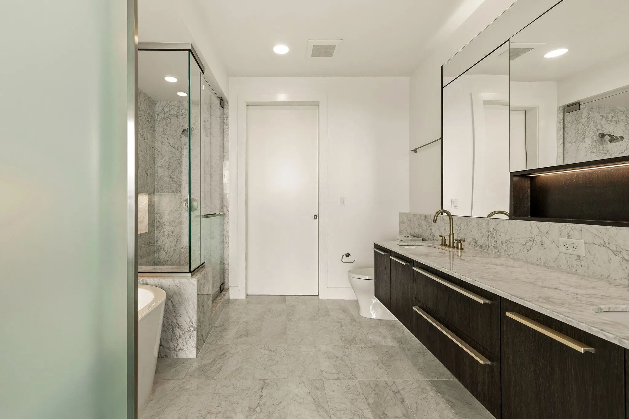 Condominium For Sale in Dallas County , 3130 N Harwood Street 2102, Dallas, Texas 75201, 2 Bedroom, 3 Bathroom, 2 Garage spaces, 1,419 Sqft, built in 2015, mls#21330753, Real Estate Agent in Dallas, Homes For Sale in Dallas county, Homes For Sale in Dallas, Realtor in Dallas Texas, Real Estate Brokerage Independent Realty Texas, Luminita Cordes Realtor