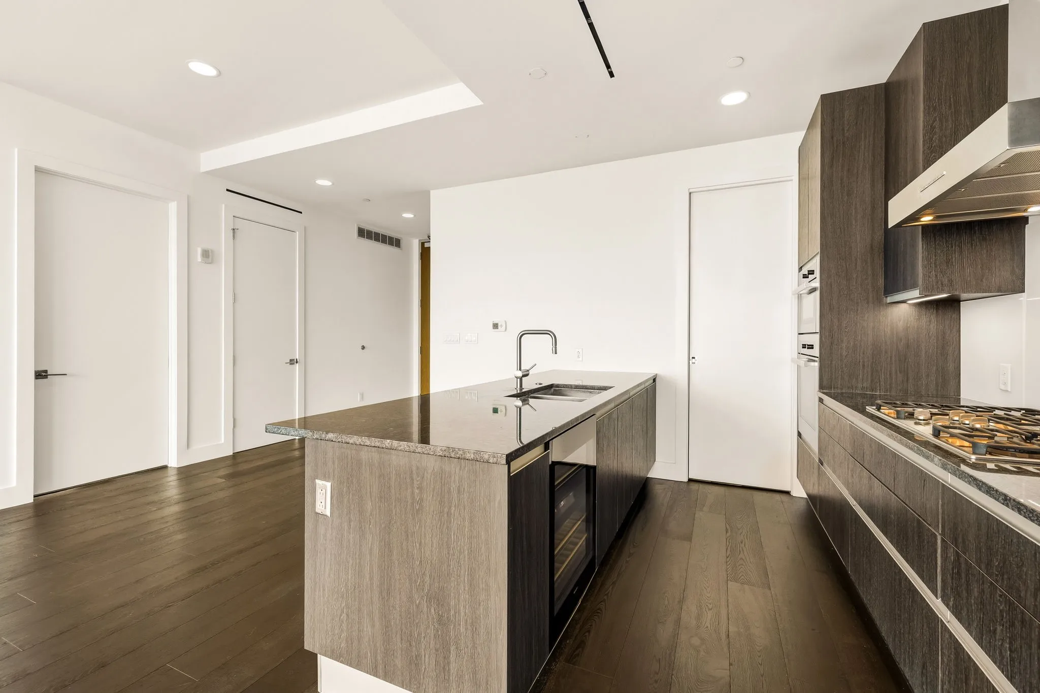 Condominium For Sale in Dallas County , 3130 N Harwood Street 2102, Dallas, Texas 75201, 2 Bedroom, 3 Bathroom, 2 Garage spaces, 1,419 Sqft, built in 2015, mls#21330753, Real Estate Agent in Dallas, Homes For Sale in Dallas county, Homes For Sale in Dallas, Realtor in Dallas Texas, Real Estate Brokerage Independent Realty Texas, Luminita Cordes Realtor