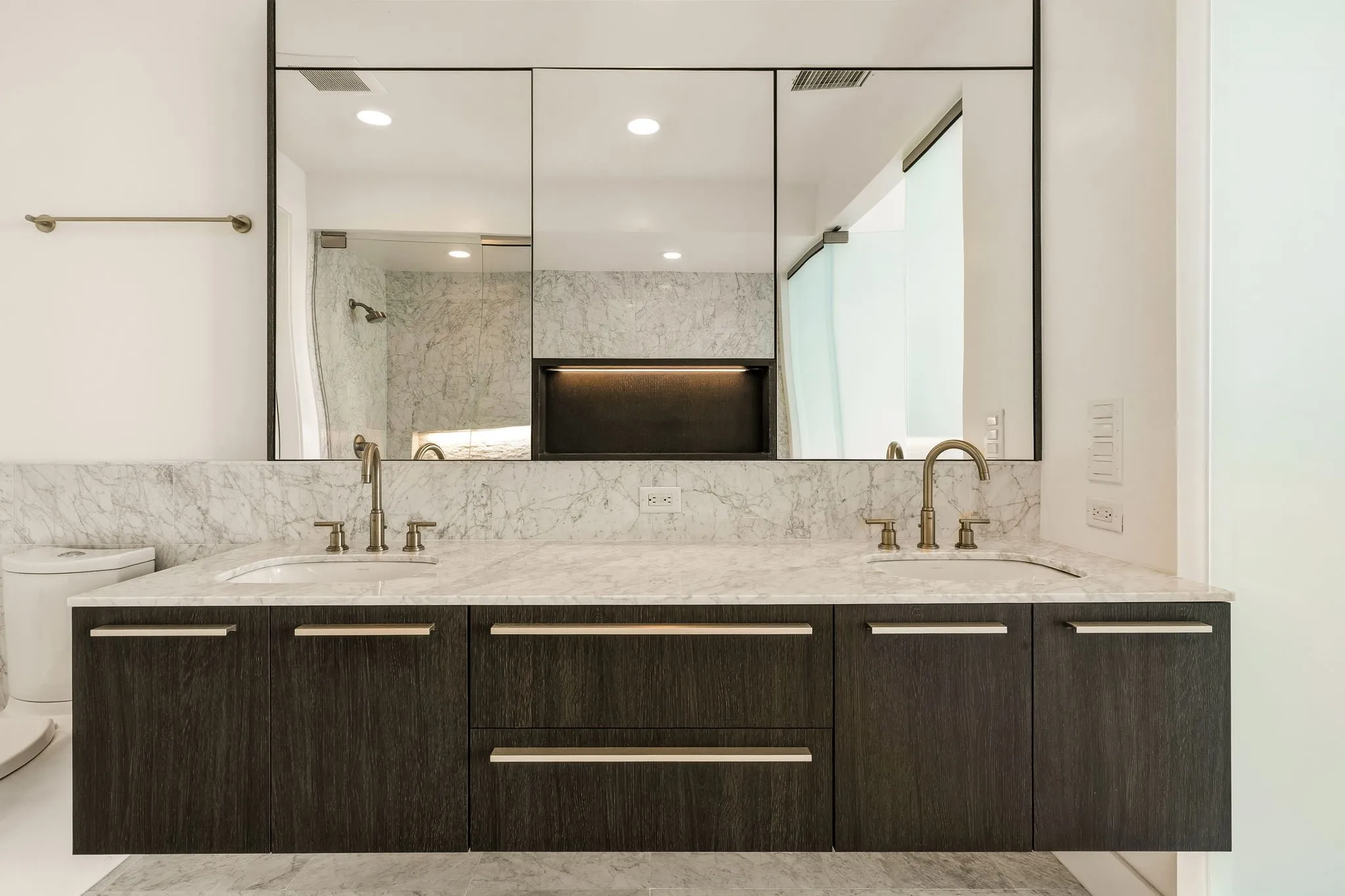 Condominium For Sale in Dallas County , 3130 N Harwood Street 2102, Dallas, Texas 75201, 2 Bedroom, 3 Bathroom, 2 Garage spaces, 1,419 Sqft, built in 2015, mls#21330753, Real Estate Agent in Dallas, Homes For Sale in Dallas county, Homes For Sale in Dallas, Realtor in Dallas Texas, Real Estate Brokerage Independent Realty Texas, Luminita Cordes Realtor