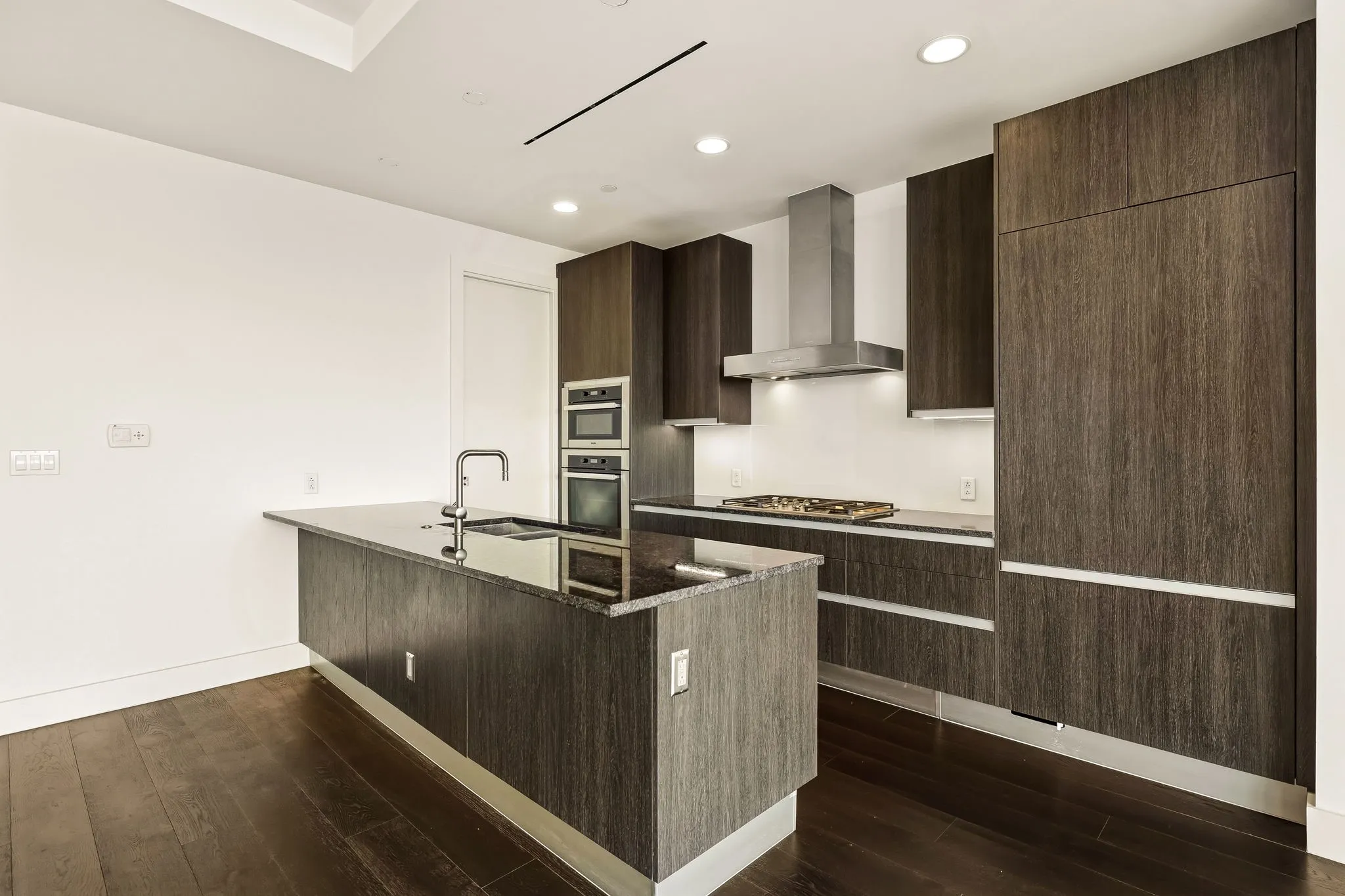 Condominium For Sale in Dallas County , 3130 N Harwood Street 2102, Dallas, Texas 75201, 2 Bedroom, 3 Bathroom, 2 Garage spaces, 1,419 Sqft, built in 2015, mls#21330753, Real Estate Agent in Dallas, Homes For Sale in Dallas county, Homes For Sale in Dallas, Realtor in Dallas Texas, Real Estate Brokerage Independent Realty Texas, Luminita Cordes Realtor