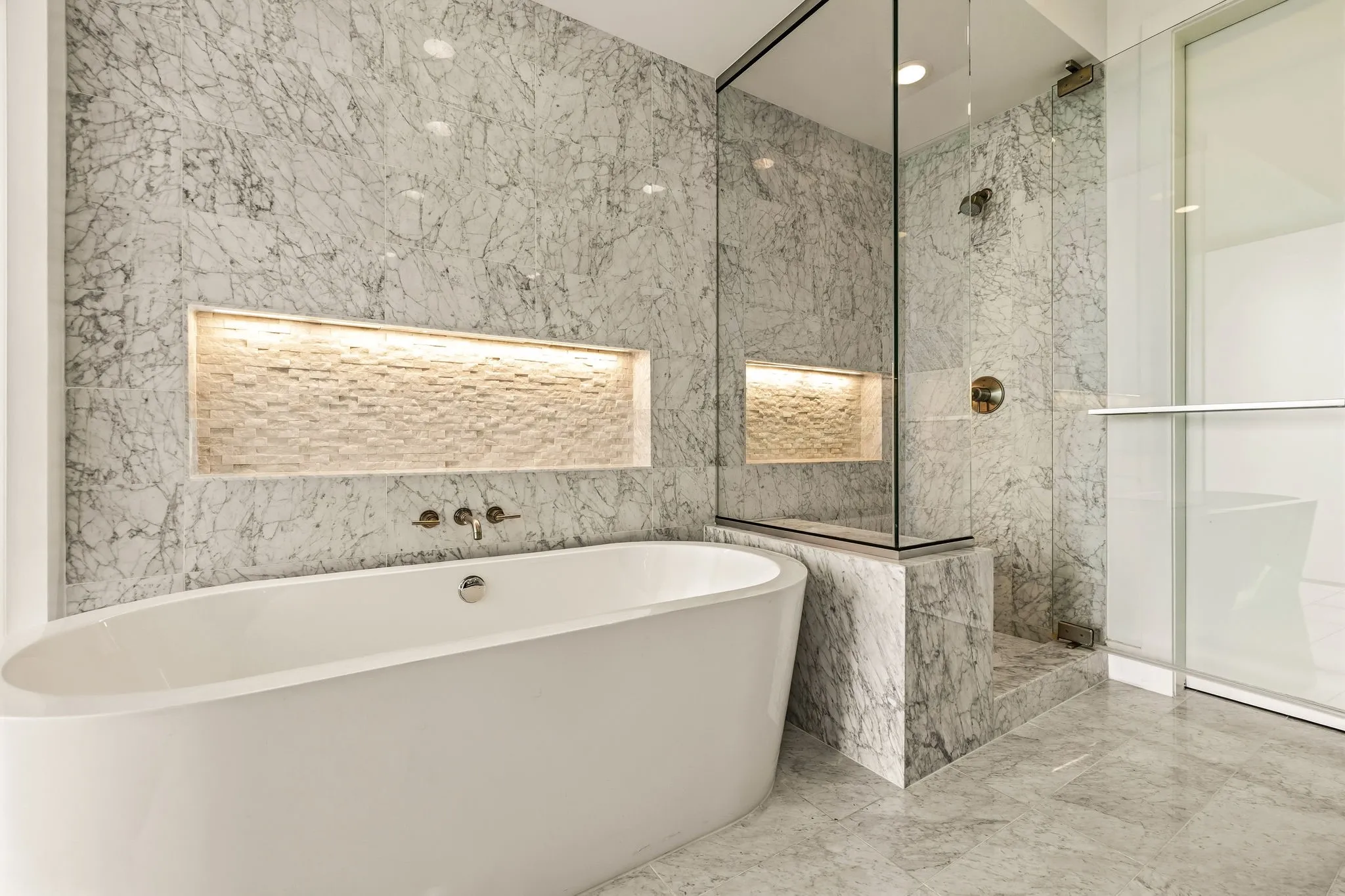 Condominium For Sale in Dallas County , 3130 N Harwood Street 2102, Dallas, Texas 75201, 2 Bedroom, 3 Bathroom, 2 Garage spaces, 1,419 Sqft, built in 2015, mls#21330753, Real Estate Agent in Dallas, Homes For Sale in Dallas county, Homes For Sale in Dallas, Realtor in Dallas Texas, Real Estate Brokerage Independent Realty Texas, Luminita Cordes Realtor