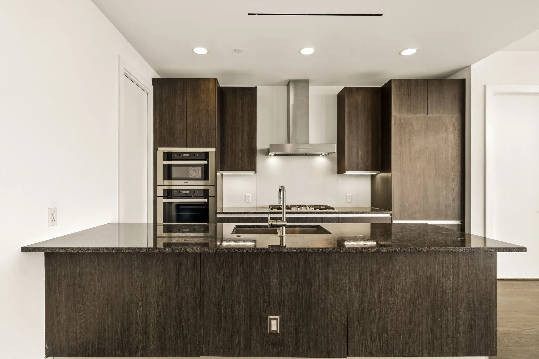 Condominium For Sale in Dallas County , 3130 N Harwood Street 2102, Dallas, Texas 75201, 2 Bedroom, 3 Bathroom, 2 Garage spaces, 1,419 Sqft, built in 2015, mls#21330753, Real Estate Agent in Dallas, Homes For Sale in Dallas county, Homes For Sale in Dallas, Realtor in Dallas Texas, Real Estate Brokerage Independent Realty Texas, Luminita Cordes Realtor