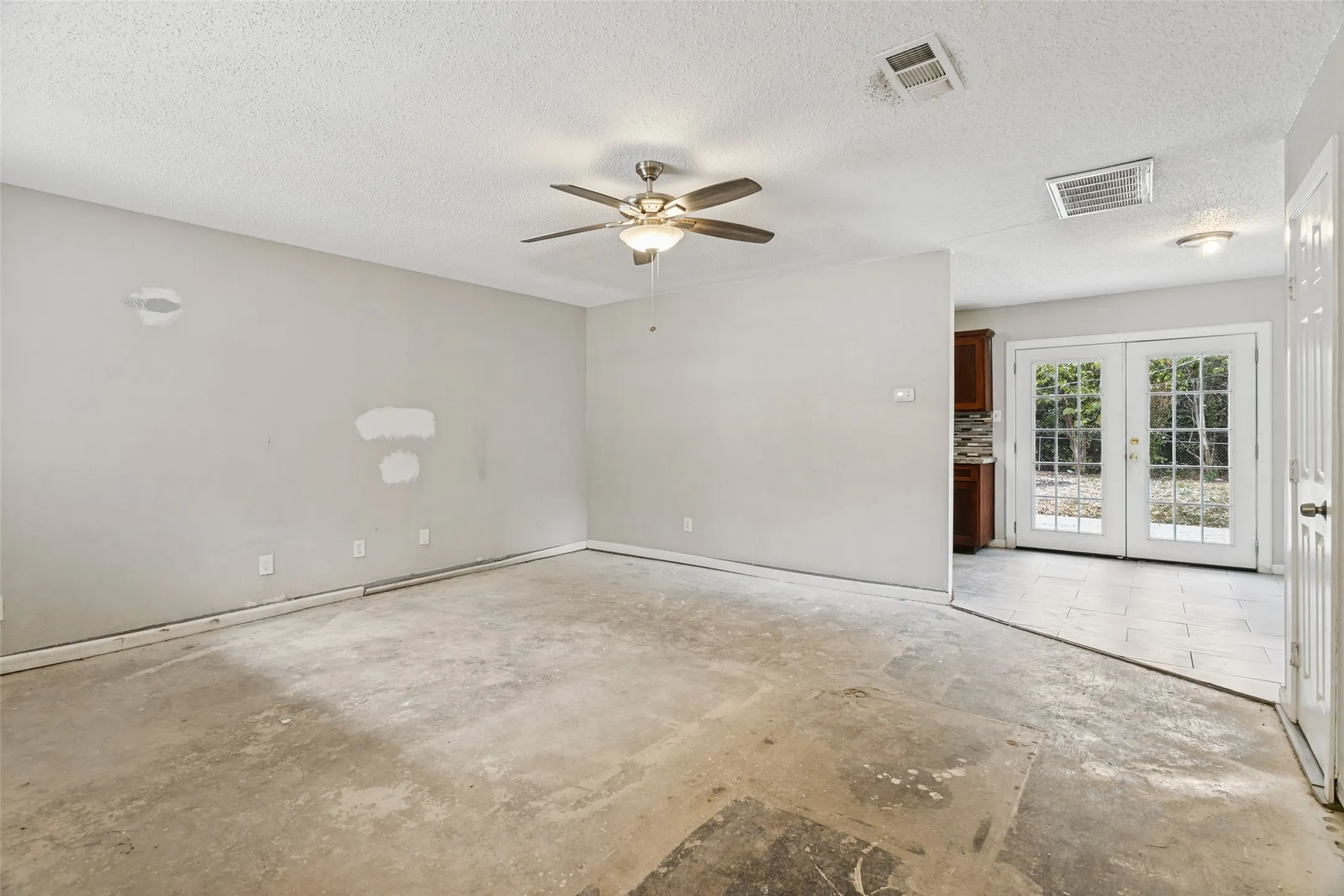 Single Family Residence For Sale in Tarrant County , 321 Christie Avenue, Everman, Texas 76140, 3 Bedroom, 2 Bathroom, 2 Garage spaces, 1,048 Sqft, built in 1962, mls#21383499, Real Estate Agent in Everman, Homes For Sale in Tarrant county, Homes For Sale in Everman, Realtor in Everman Texas, Real Estate Brokerage Independent Realty Texas, Luminita Cordes Realtor