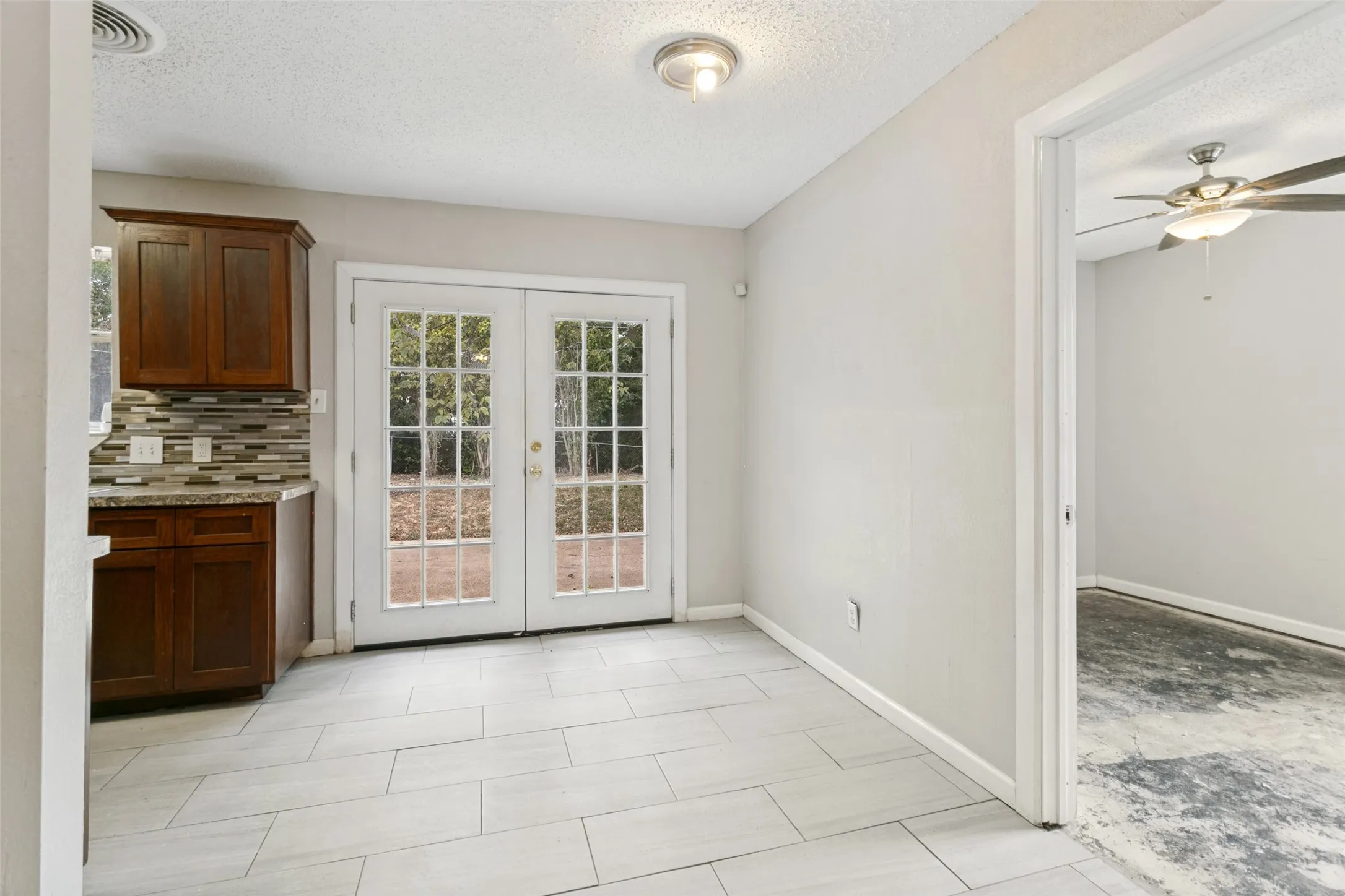 Single Family Residence For Sale in Tarrant County , 321 Christie Avenue, Everman, Texas 76140, 3 Bedroom, 2 Bathroom, 2 Garage spaces, 1,048 Sqft, built in 1962, mls#21383499, Real Estate Agent in Everman, Homes For Sale in Tarrant county, Homes For Sale in Everman, Realtor in Everman Texas, Real Estate Brokerage Independent Realty Texas, Luminita Cordes Realtor