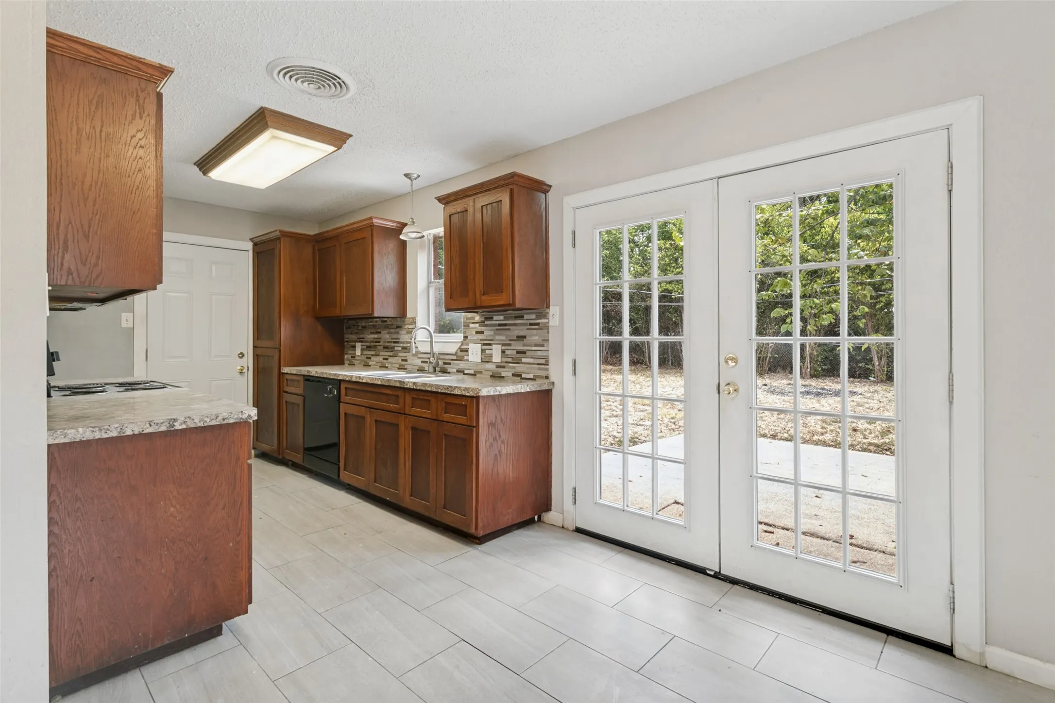 Single Family Residence For Sale in Tarrant County , 321 Christie Avenue, Everman, Texas 76140, 3 Bedroom, 2 Bathroom, 2 Garage spaces, 1,048 Sqft, built in 1962, mls#21383499, Real Estate Agent in Everman, Homes For Sale in Tarrant county, Homes For Sale in Everman, Realtor in Everman Texas, Real Estate Brokerage Independent Realty Texas, Luminita Cordes Realtor