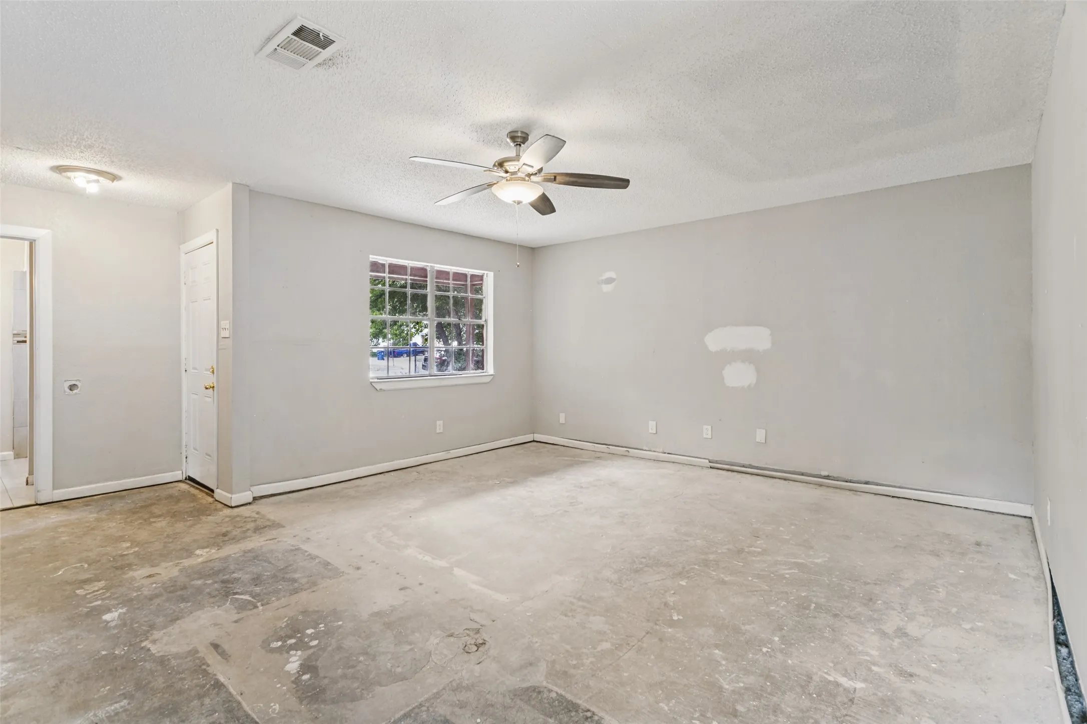 Single Family Residence For Sale in Tarrant County , 321 Christie Avenue, Everman, Texas 76140, 3 Bedroom, 2 Bathroom, 2 Garage spaces, 1,048 Sqft, built in 1962, mls#21383499, Real Estate Agent in Everman, Homes For Sale in Tarrant county, Homes For Sale in Everman, Realtor in Everman Texas, Real Estate Brokerage Independent Realty Texas, Luminita Cordes Realtor