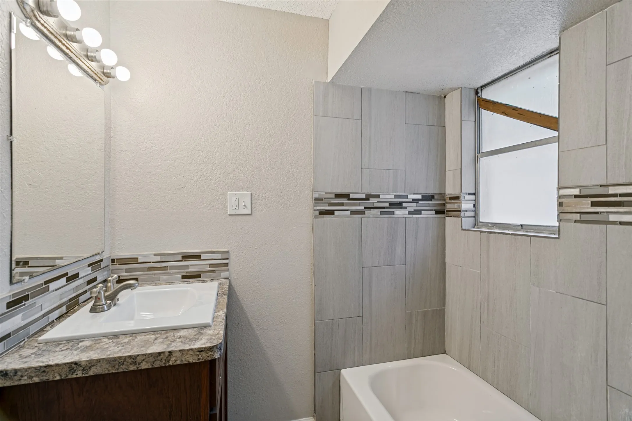 Single Family Residence For Sale in Tarrant County , 321 Christie Avenue, Everman, Texas 76140, 3 Bedroom, 2 Bathroom, 2 Garage spaces, 1,048 Sqft, built in 1962, mls#21383499, Real Estate Agent in Everman, Homes For Sale in Tarrant county, Homes For Sale in Everman, Realtor in Everman Texas, Real Estate Brokerage Independent Realty Texas, Luminita Cordes Realtor