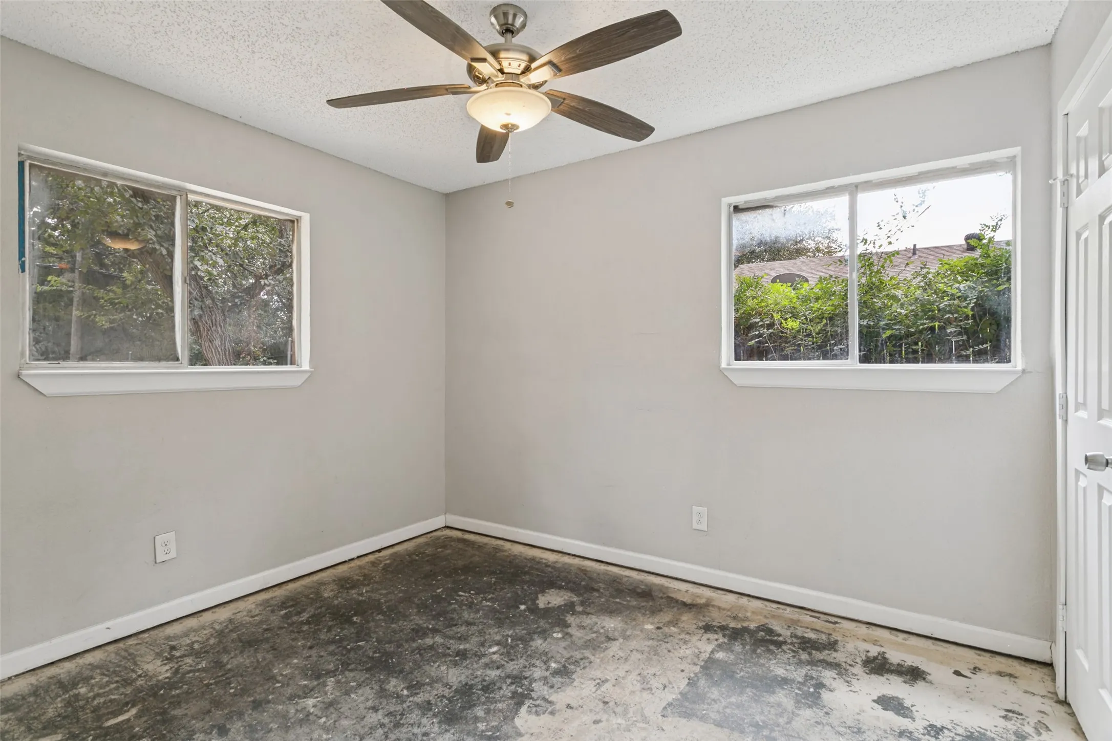 Single Family Residence For Sale in Tarrant County , 321 Christie Avenue, Everman, Texas 76140, 3 Bedroom, 2 Bathroom, 2 Garage spaces, 1,048 Sqft, built in 1962, mls#21383499, Real Estate Agent in Everman, Homes For Sale in Tarrant county, Homes For Sale in Everman, Realtor in Everman Texas, Real Estate Brokerage Independent Realty Texas, Luminita Cordes Realtor