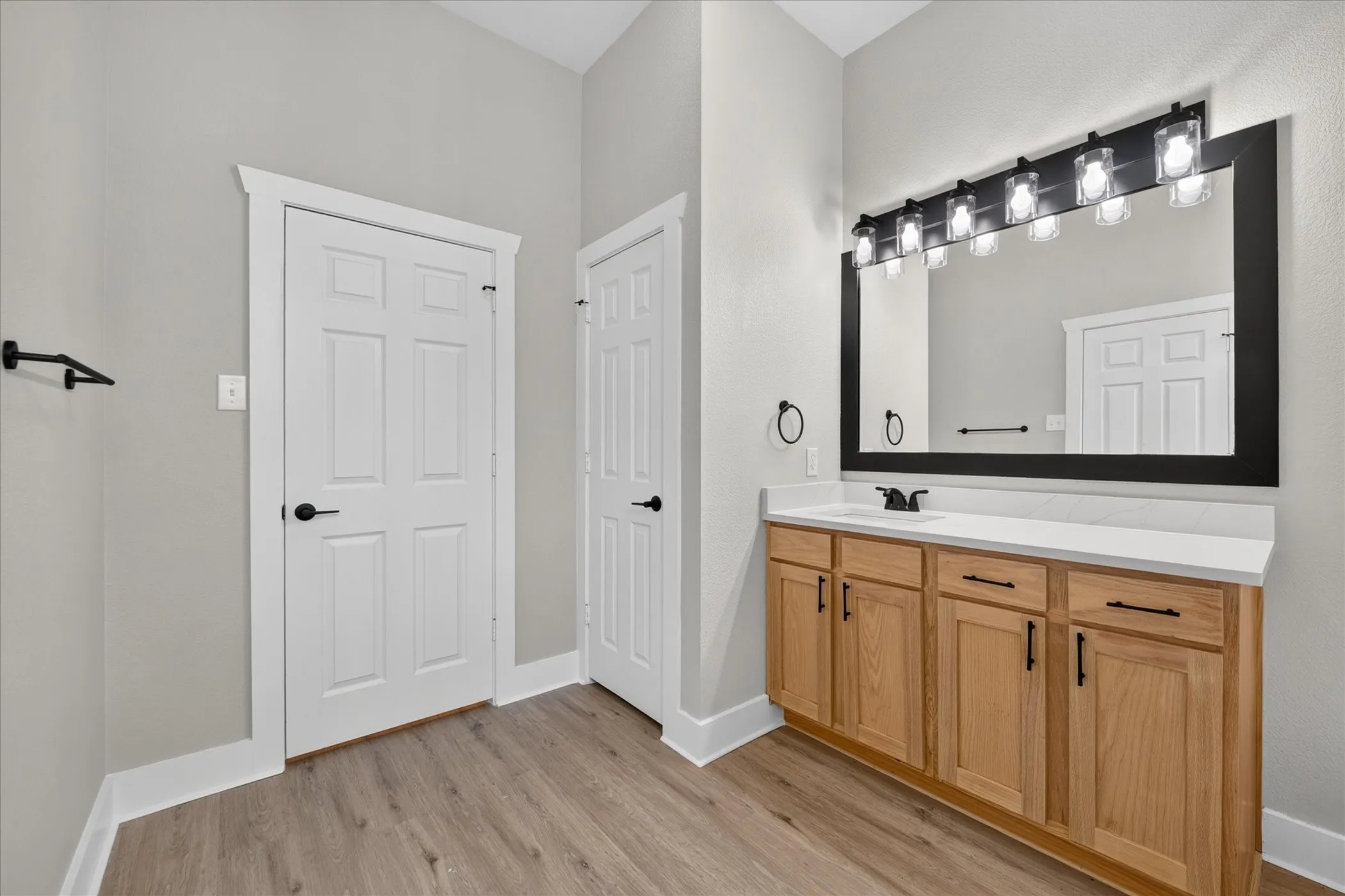 Townhouse For Sale in Tarrant County , 1412 Ravenwood Drive, Mansfield, Texas 76063, 4 Bedroom, 3 Bathroom, 2 Garage spaces, 2,324 Sqft, built in 2006, mls#21374925, Real Estate Agent in Mansfield, Homes For Sale in Tarrant county, Homes For Sale in Mansfield, Realtor in Mansfield Texas, Real Estate Brokerage Independent Realty Texas, Luminita Cordes Realtor