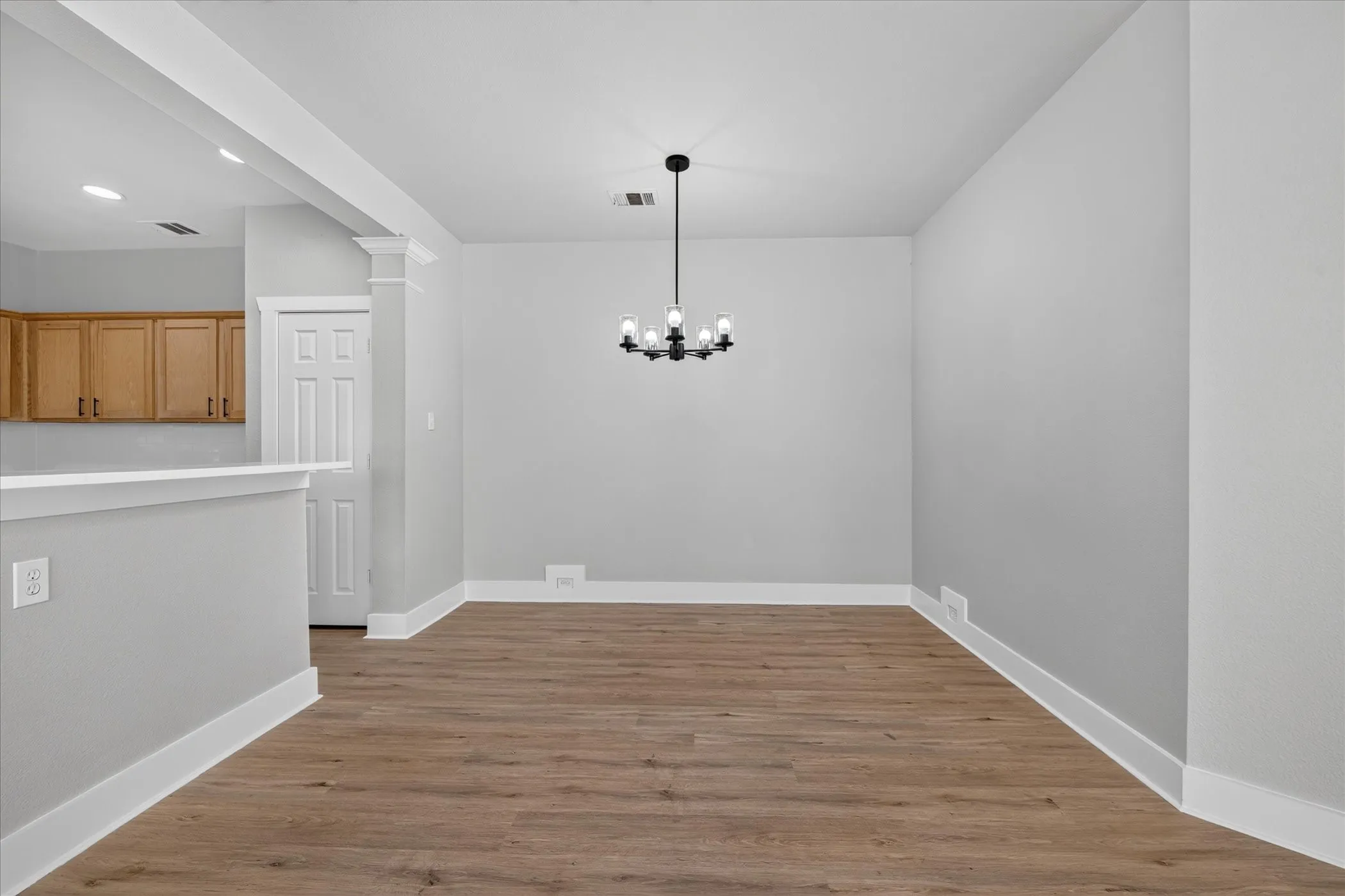 Townhouse For Sale in Tarrant County , 1412 Ravenwood Drive, Mansfield, Texas 76063, 4 Bedroom, 3 Bathroom, 2 Garage spaces, 2,324 Sqft, built in 2006, mls#21374925, Real Estate Agent in Mansfield, Homes For Sale in Tarrant county, Homes For Sale in Mansfield, Realtor in Mansfield Texas, Real Estate Brokerage Independent Realty Texas, Luminita Cordes Realtor