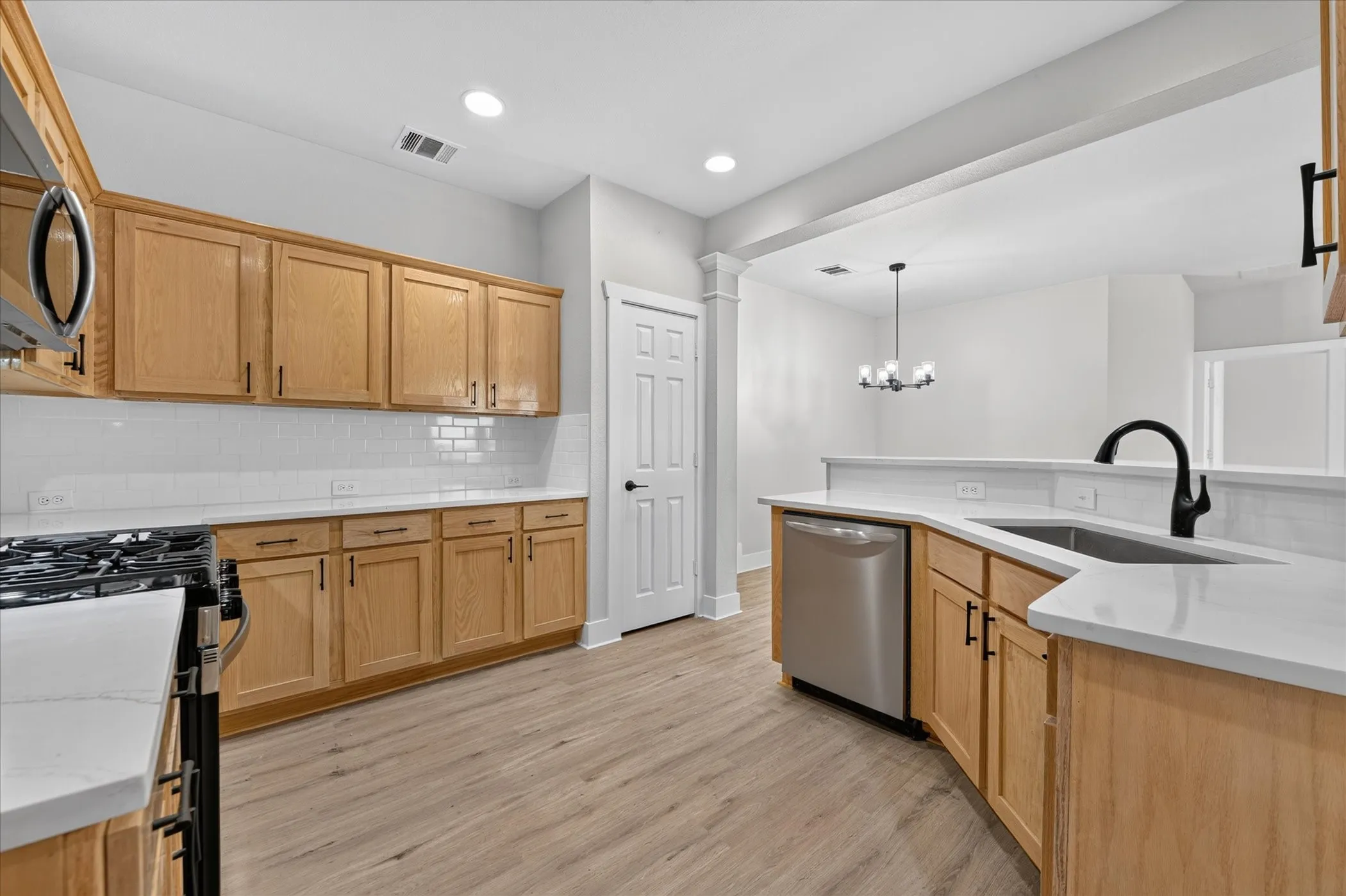 Townhouse For Sale in Tarrant County , 1412 Ravenwood Drive, Mansfield, Texas 76063, 4 Bedroom, 3 Bathroom, 2 Garage spaces, 2,324 Sqft, built in 2006, mls#21374925, Real Estate Agent in Mansfield, Homes For Sale in Tarrant county, Homes For Sale in Mansfield, Realtor in Mansfield Texas, Real Estate Brokerage Independent Realty Texas, Luminita Cordes Realtor
