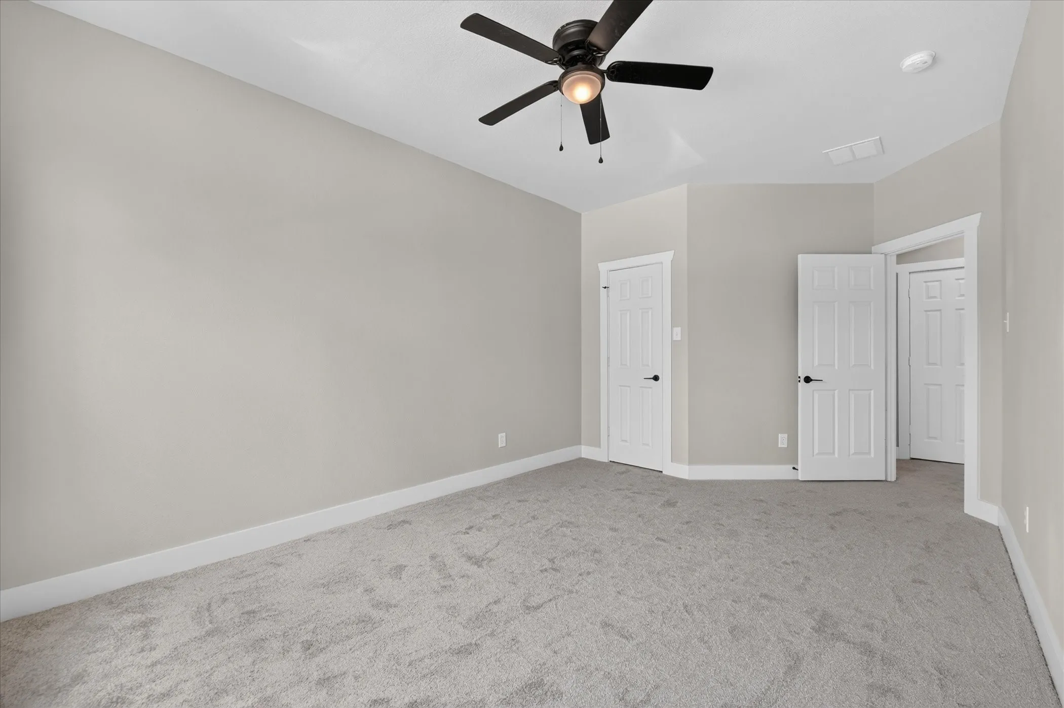 Townhouse For Sale in Tarrant County , 1412 Ravenwood Drive, Mansfield, Texas 76063, 4 Bedroom, 3 Bathroom, 2 Garage spaces, 2,324 Sqft, built in 2006, mls#21374925, Real Estate Agent in Mansfield, Homes For Sale in Tarrant county, Homes For Sale in Mansfield, Realtor in Mansfield Texas, Real Estate Brokerage Independent Realty Texas, Luminita Cordes Realtor