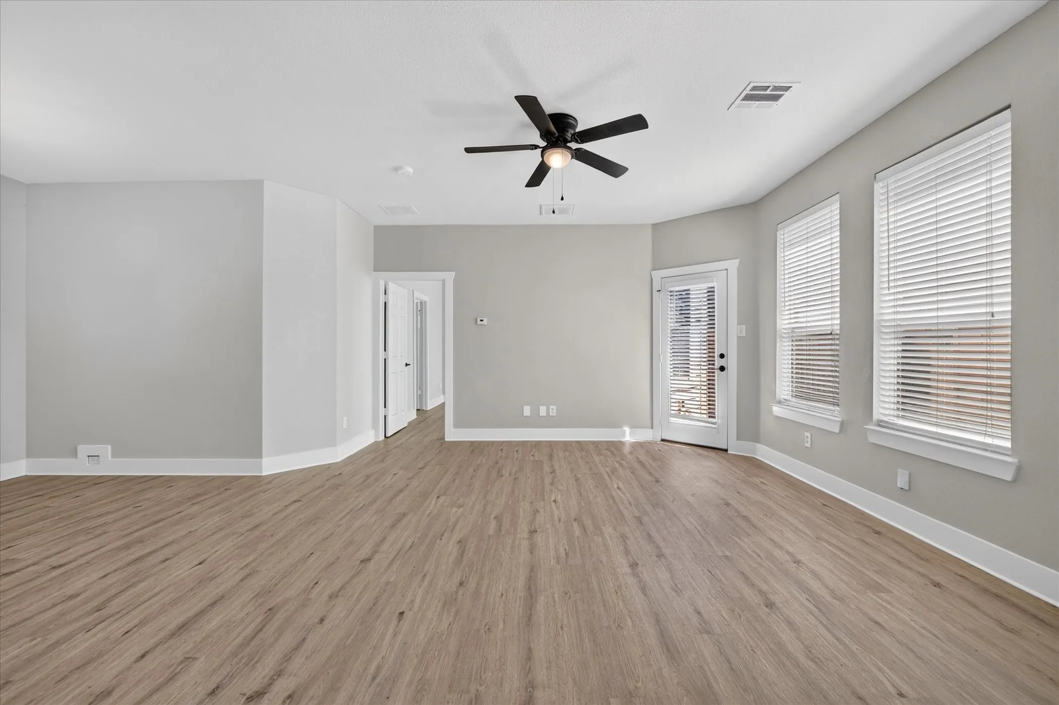 Townhouse For Sale in Tarrant County , 1412 Ravenwood Drive, Mansfield, Texas 76063, 4 Bedroom, 3 Bathroom, 2 Garage spaces, 2,324 Sqft, built in 2006, mls#21374925, Real Estate Agent in Mansfield, Homes For Sale in Tarrant county, Homes For Sale in Mansfield, Realtor in Mansfield Texas, Real Estate Brokerage Independent Realty Texas, Luminita Cordes Realtor