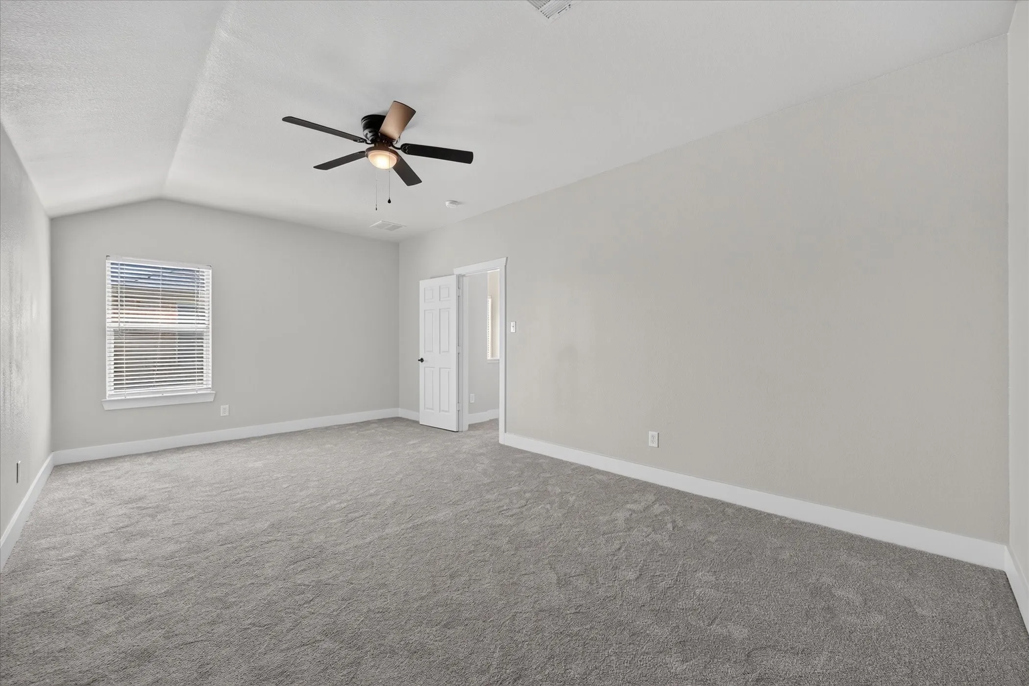 Townhouse For Sale in Tarrant County , 1412 Ravenwood Drive, Mansfield, Texas 76063, 4 Bedroom, 3 Bathroom, 2 Garage spaces, 2,324 Sqft, built in 2006, mls#21374925, Real Estate Agent in Mansfield, Homes For Sale in Tarrant county, Homes For Sale in Mansfield, Realtor in Mansfield Texas, Real Estate Brokerage Independent Realty Texas, Luminita Cordes Realtor