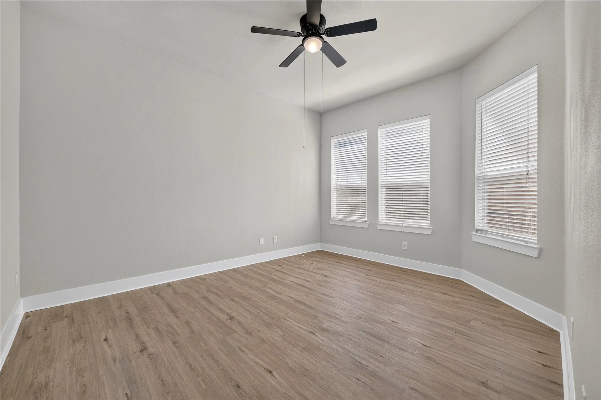 Townhouse For Sale in Tarrant County , 1412 Ravenwood Drive, Mansfield, Texas 76063, 4 Bedroom, 3 Bathroom, 2 Garage spaces, 2,324 Sqft, built in 2006, mls#21374925, Real Estate Agent in Mansfield, Homes For Sale in Tarrant county, Homes For Sale in Mansfield, Realtor in Mansfield Texas, Real Estate Brokerage Independent Realty Texas, Luminita Cordes Realtor