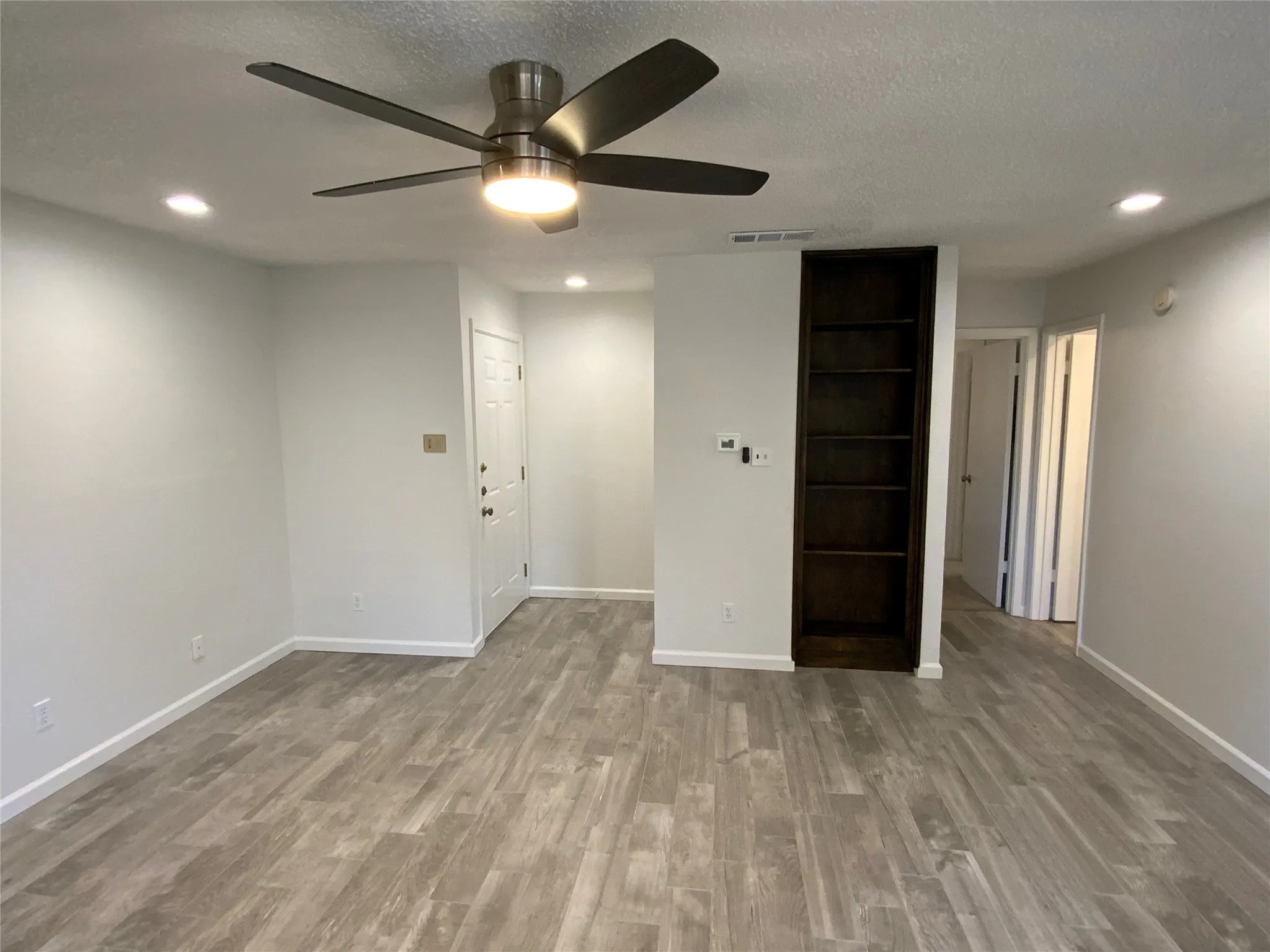 Condominium For Rent in Tarrant County , 1911 Chasewood Circle 110, Arlington, Texas 76011, 1 Bedroom, 1 Bathroom, Garage spaces, 792 Sqft, built in 1981, mls#21386997, Real Estate Agent in Arlington, Homes For Rent in Tarrant county, Homes For Rent in Arlington, Realtor in Arlington Texas, Real Estate Brokerage Independent Realty Texas, Luminita Cordes Realtor