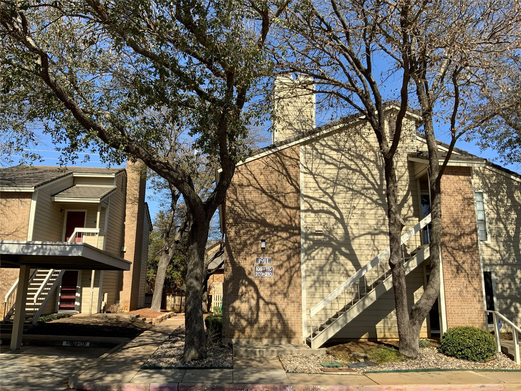 Condominium For Rent in Tarrant County , 1911 Chasewood Circle 110, Arlington, Texas 76011, 1 Bedroom, 1 Bathroom, Garage spaces, 792 Sqft, built in 1981, mls#21386997, Real Estate Agent in Arlington, Homes For Rent in Tarrant county, Homes For Rent in Arlington, Realtor in Arlington Texas, Real Estate Brokerage Independent Realty Texas, Luminita Cordes Realtor