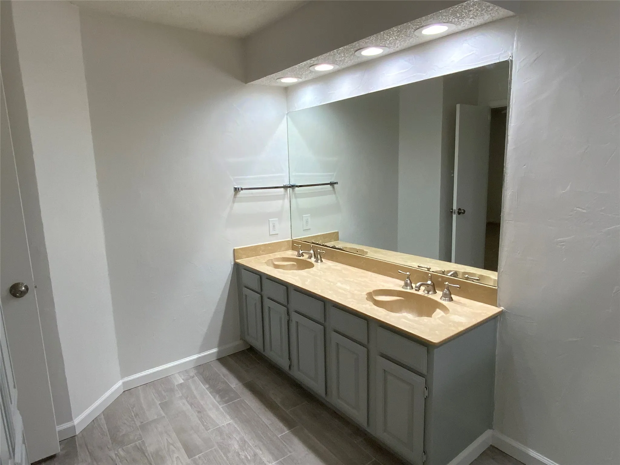 Condominium For Rent in Tarrant County , 1911 Chasewood Circle 110, Arlington, Texas 76011, 1 Bedroom, 1 Bathroom, Garage spaces, 792 Sqft, built in 1981, mls#21386997, Real Estate Agent in Arlington, Homes For Rent in Tarrant county, Homes For Rent in Arlington, Realtor in Arlington Texas, Real Estate Brokerage Independent Realty Texas, Luminita Cordes Realtor