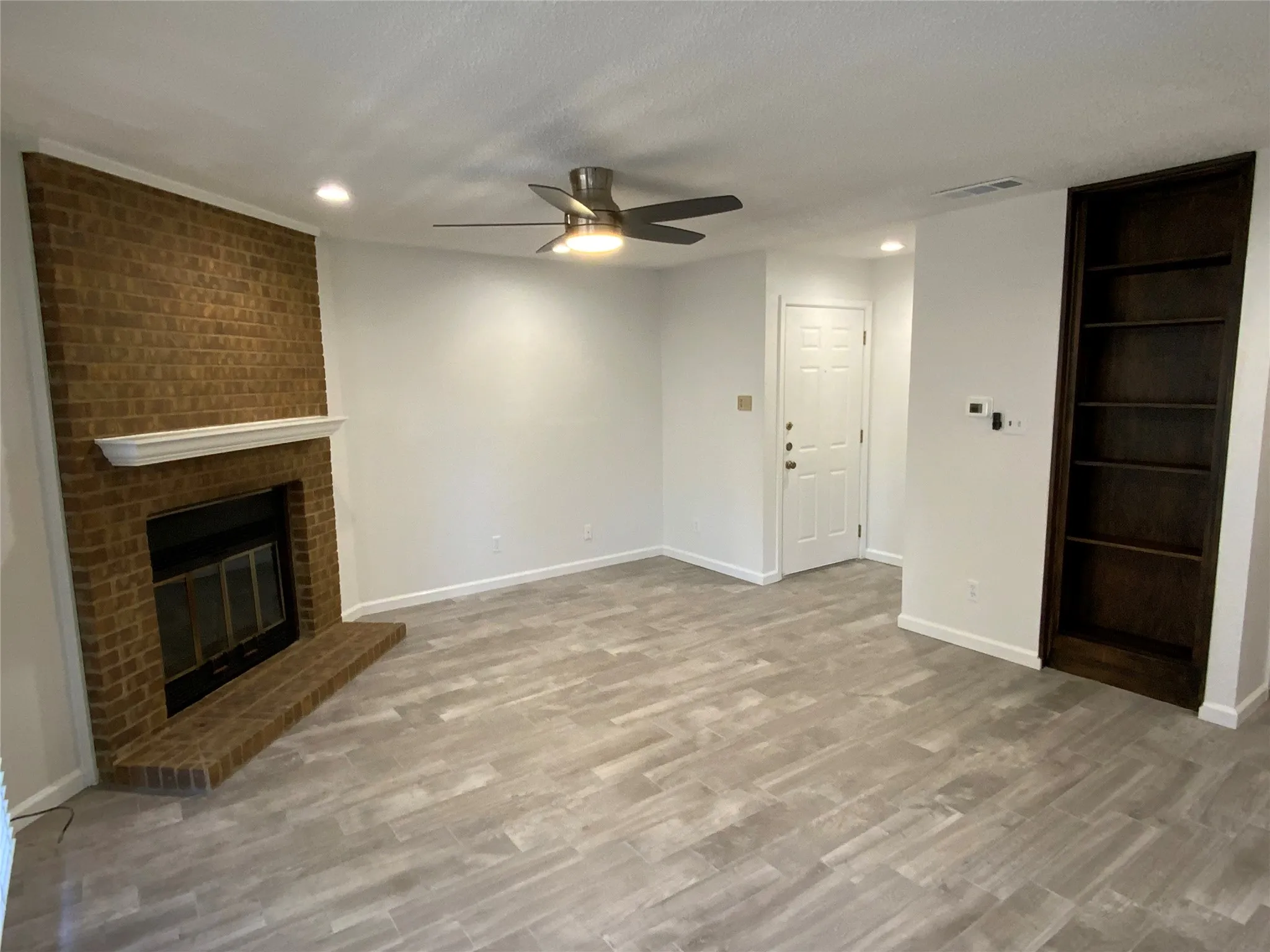 Condominium For Rent in Tarrant County , 1911 Chasewood Circle 110, Arlington, Texas 76011, 1 Bedroom, 1 Bathroom, Garage spaces, 792 Sqft, built in 1981, mls#21386997, Real Estate Agent in Arlington, Homes For Rent in Tarrant county, Homes For Rent in Arlington, Realtor in Arlington Texas, Real Estate Brokerage Independent Realty Texas, Luminita Cordes Realtor