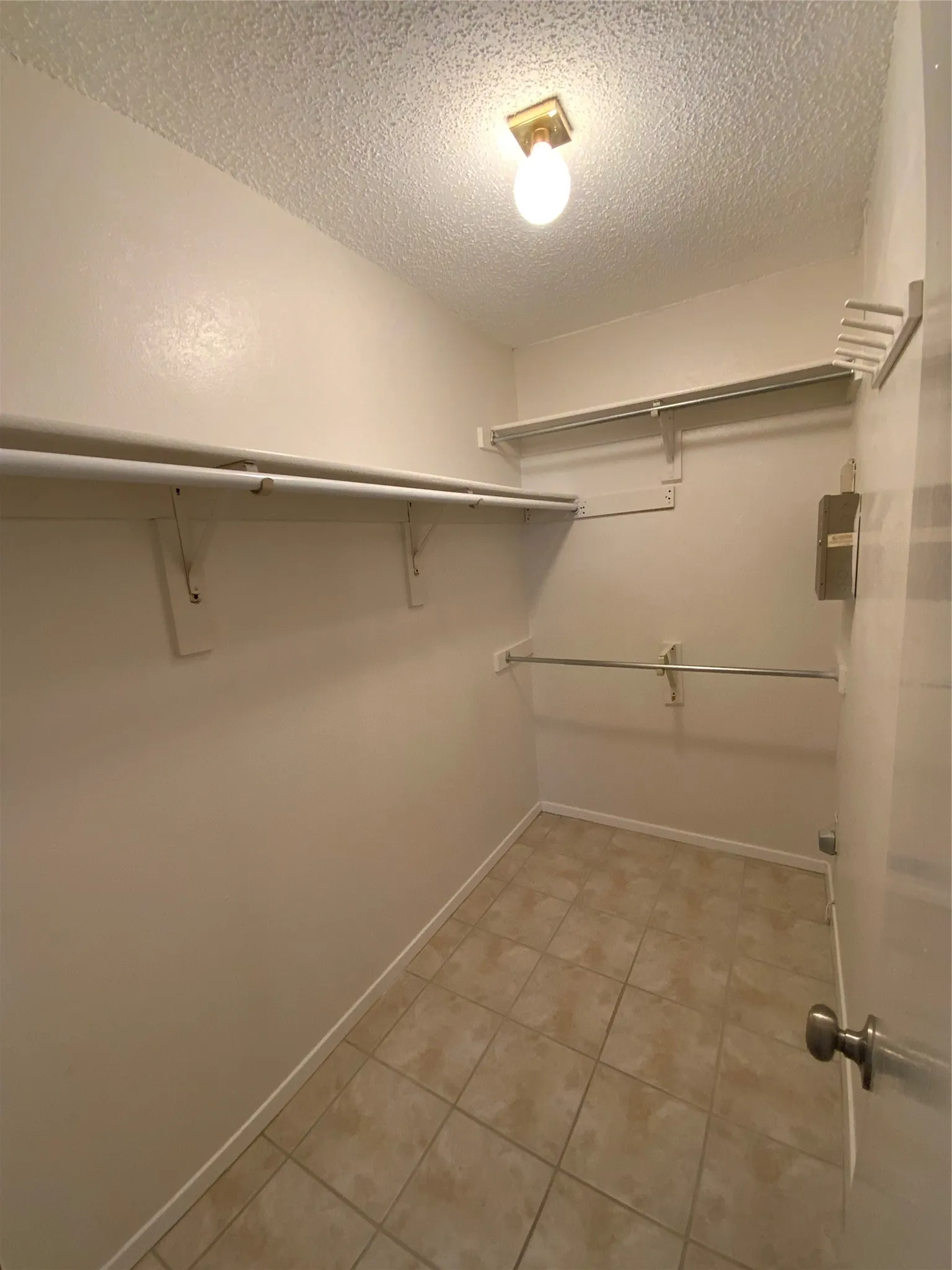 Condominium For Rent in Tarrant County , 1911 Chasewood Circle 110, Arlington, Texas 76011, 1 Bedroom, 1 Bathroom, Garage spaces, 792 Sqft, built in 1981, mls#21386997, Real Estate Agent in Arlington, Homes For Rent in Tarrant county, Homes For Rent in Arlington, Realtor in Arlington Texas, Real Estate Brokerage Independent Realty Texas, Luminita Cordes Realtor