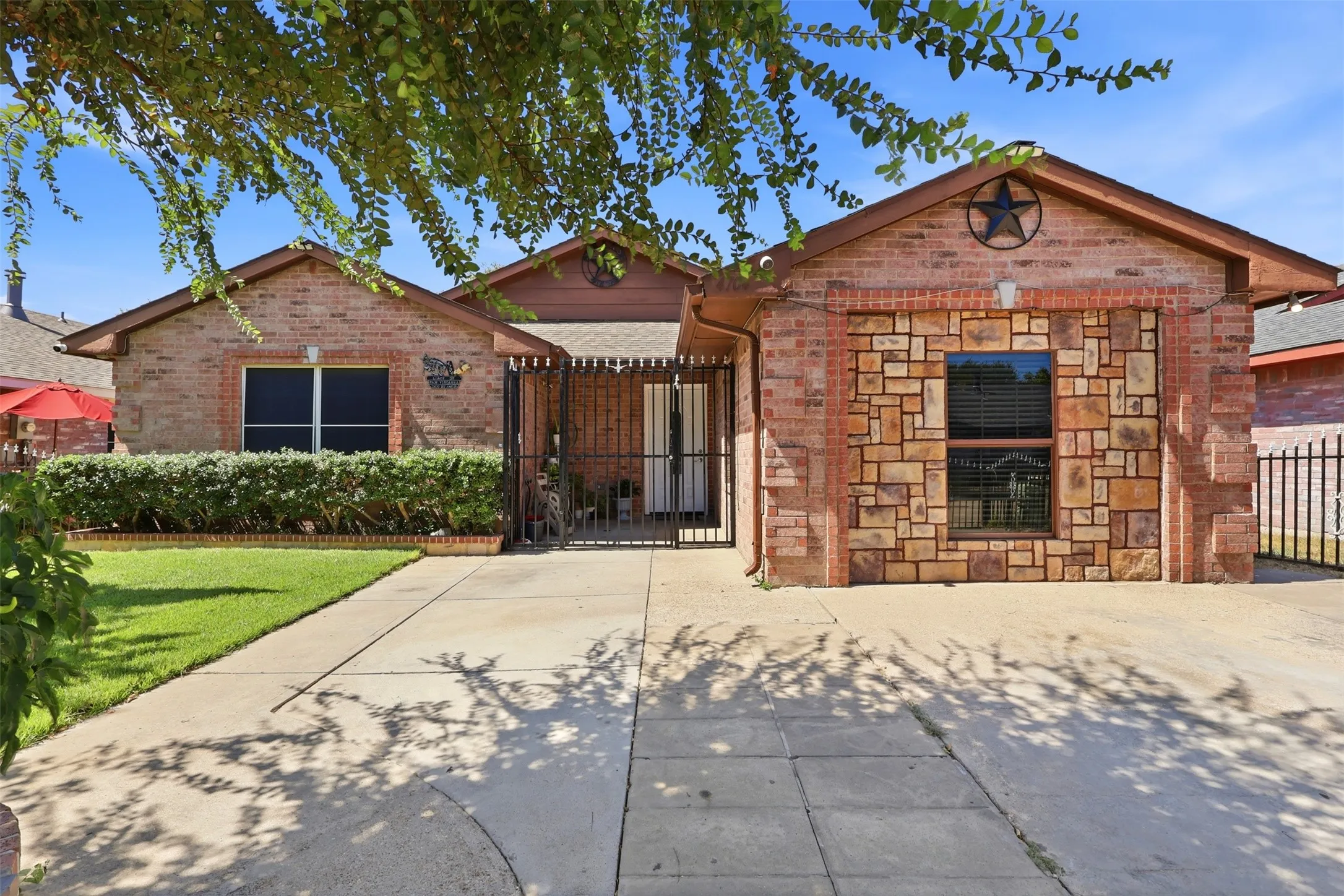 Single Family Residence For Sale in Dallas County , 4704 Lizzy Drive, Dallas, Texas 75211, 4 Bedroom, 2 Bathroom, Garage spaces, 1,276 Sqft, built in 1998, mls#21385728, Real Estate Agent in Dallas, Homes For Sale in Dallas county, Homes For Sale in Dallas, Realtor in Dallas Texas, Real Estate Brokerage Independent Realty Texas, Luminita Cordes Realtor
