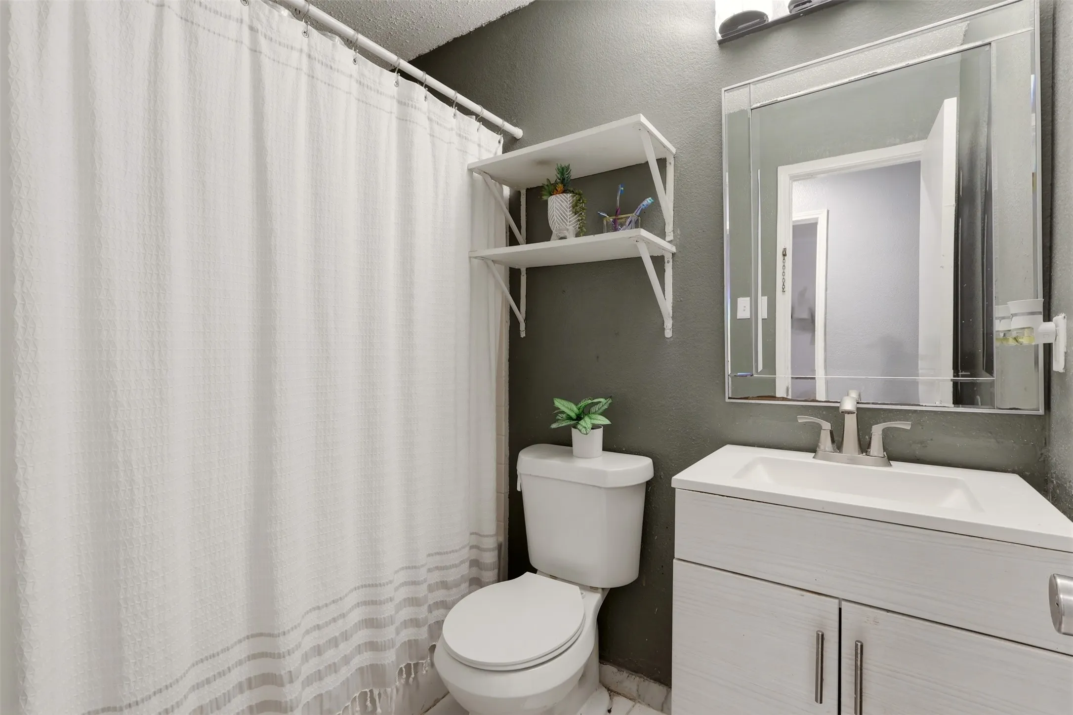 Single Family Residence For Sale in Dallas County , 4704 Lizzy Drive, Dallas, Texas 75211, 4 Bedroom, 2 Bathroom, Garage spaces, 1,276 Sqft, built in 1998, mls#21385728, Real Estate Agent in Dallas, Homes For Sale in Dallas county, Homes For Sale in Dallas, Realtor in Dallas Texas, Real Estate Brokerage Independent Realty Texas, Luminita Cordes Realtor