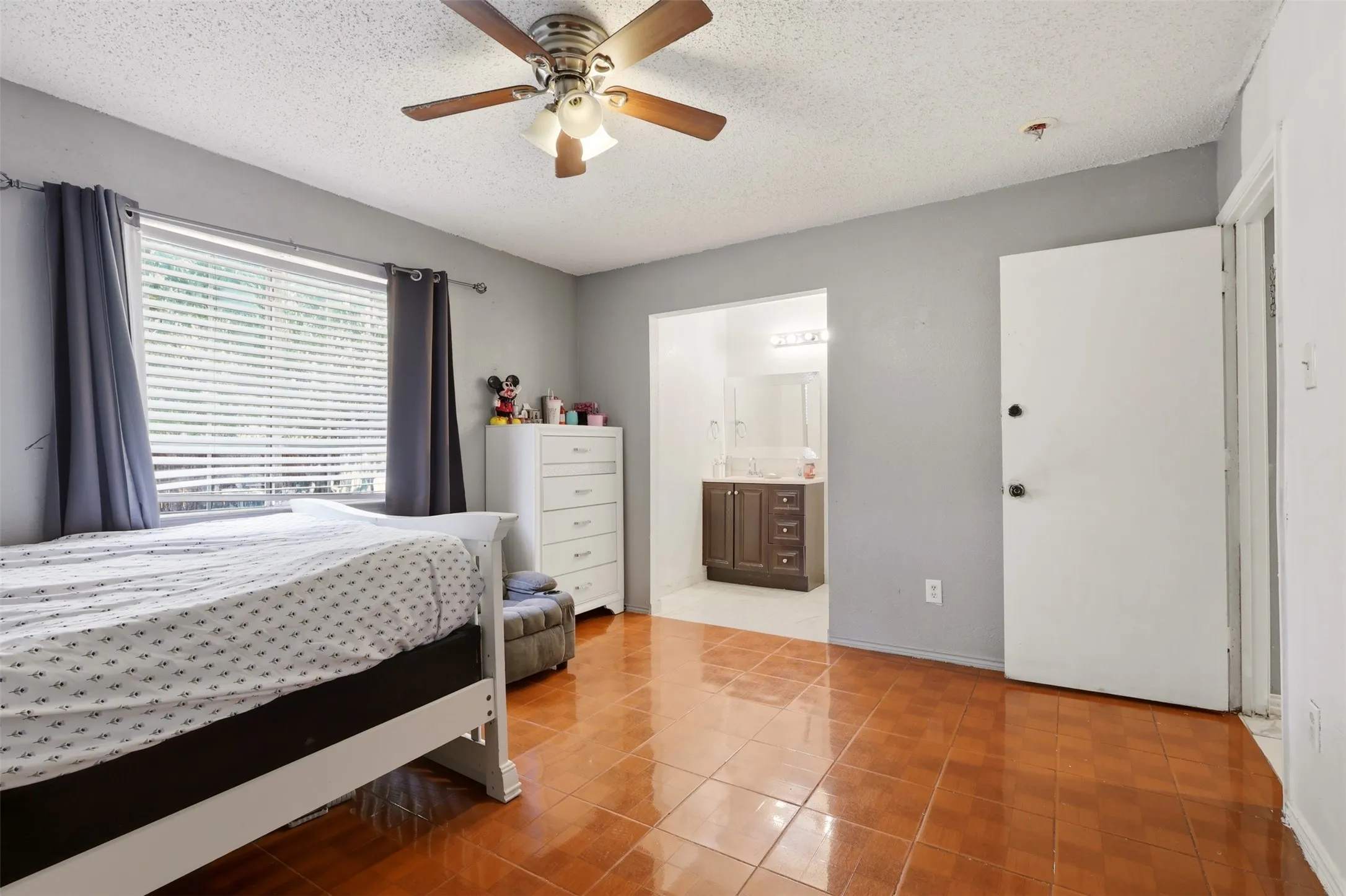 Single Family Residence For Sale in Dallas County , 4704 Lizzy Drive, Dallas, Texas 75211, 4 Bedroom, 2 Bathroom, Garage spaces, 1,276 Sqft, built in 1998, mls#21385728, Real Estate Agent in Dallas, Homes For Sale in Dallas county, Homes For Sale in Dallas, Realtor in Dallas Texas, Real Estate Brokerage Independent Realty Texas, Luminita Cordes Realtor