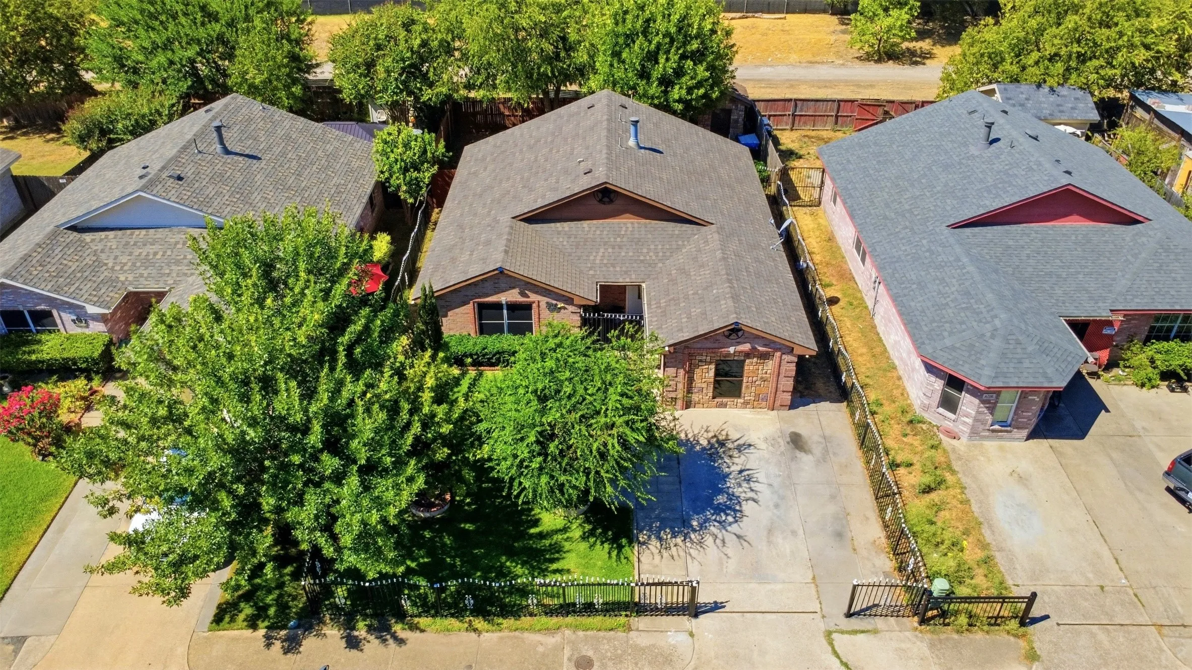 Single Family Residence For Sale in Dallas County , 4704 Lizzy Drive, Dallas, Texas 75211, 4 Bedroom, 2 Bathroom, Garage spaces, 1,276 Sqft, built in 1998, mls#21385728, Real Estate Agent in Dallas, Homes For Sale in Dallas county, Homes For Sale in Dallas, Realtor in Dallas Texas, Real Estate Brokerage Independent Realty Texas, Luminita Cordes Realtor