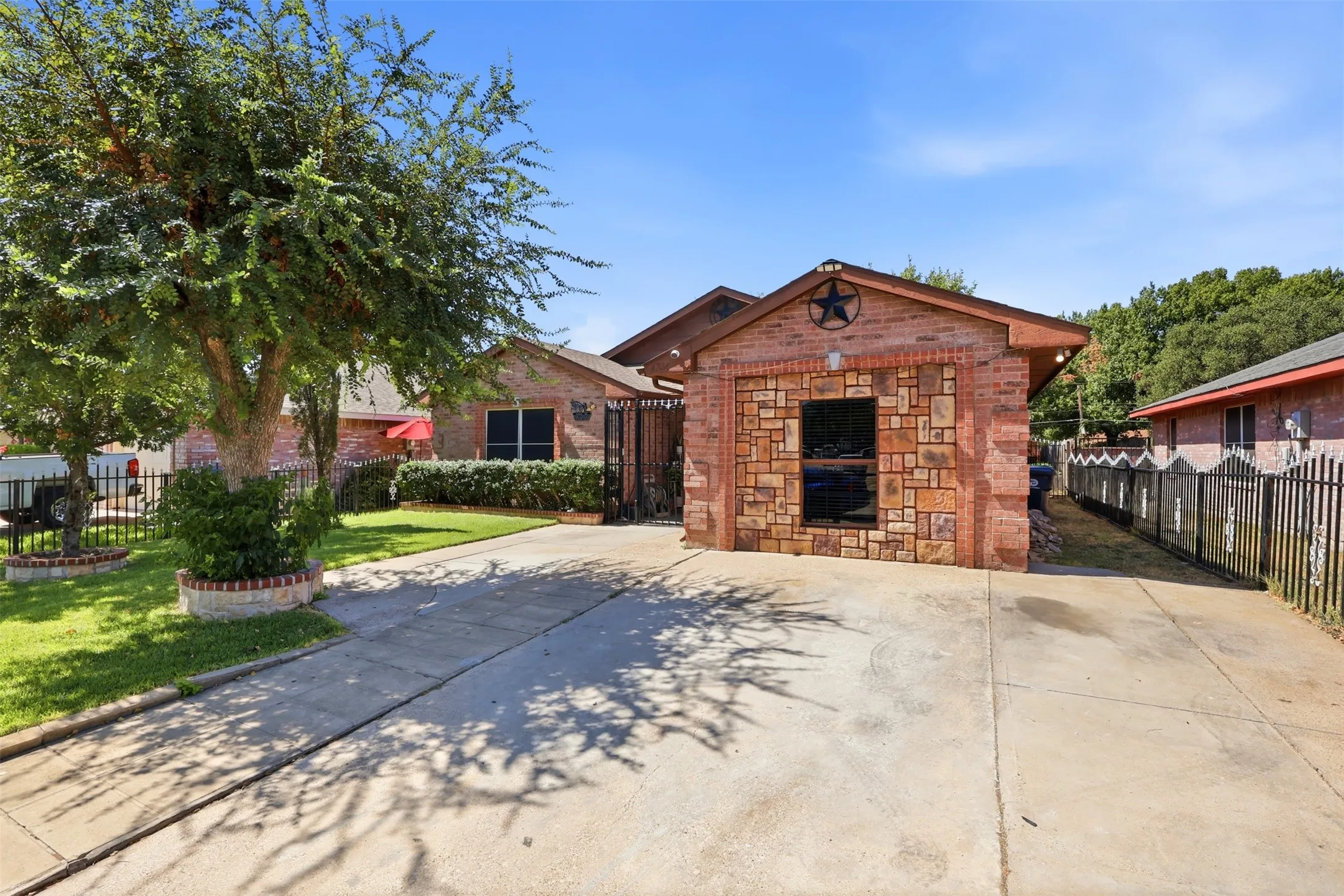 Single Family Residence For Sale in Dallas County , 4704 Lizzy Drive, Dallas, Texas 75211, 4 Bedroom, 2 Bathroom, Garage spaces, 1,276 Sqft, built in 1998, mls#21385728, Real Estate Agent in Dallas, Homes For Sale in Dallas county, Homes For Sale in Dallas, Realtor in Dallas Texas, Real Estate Brokerage Independent Realty Texas, Luminita Cordes Realtor