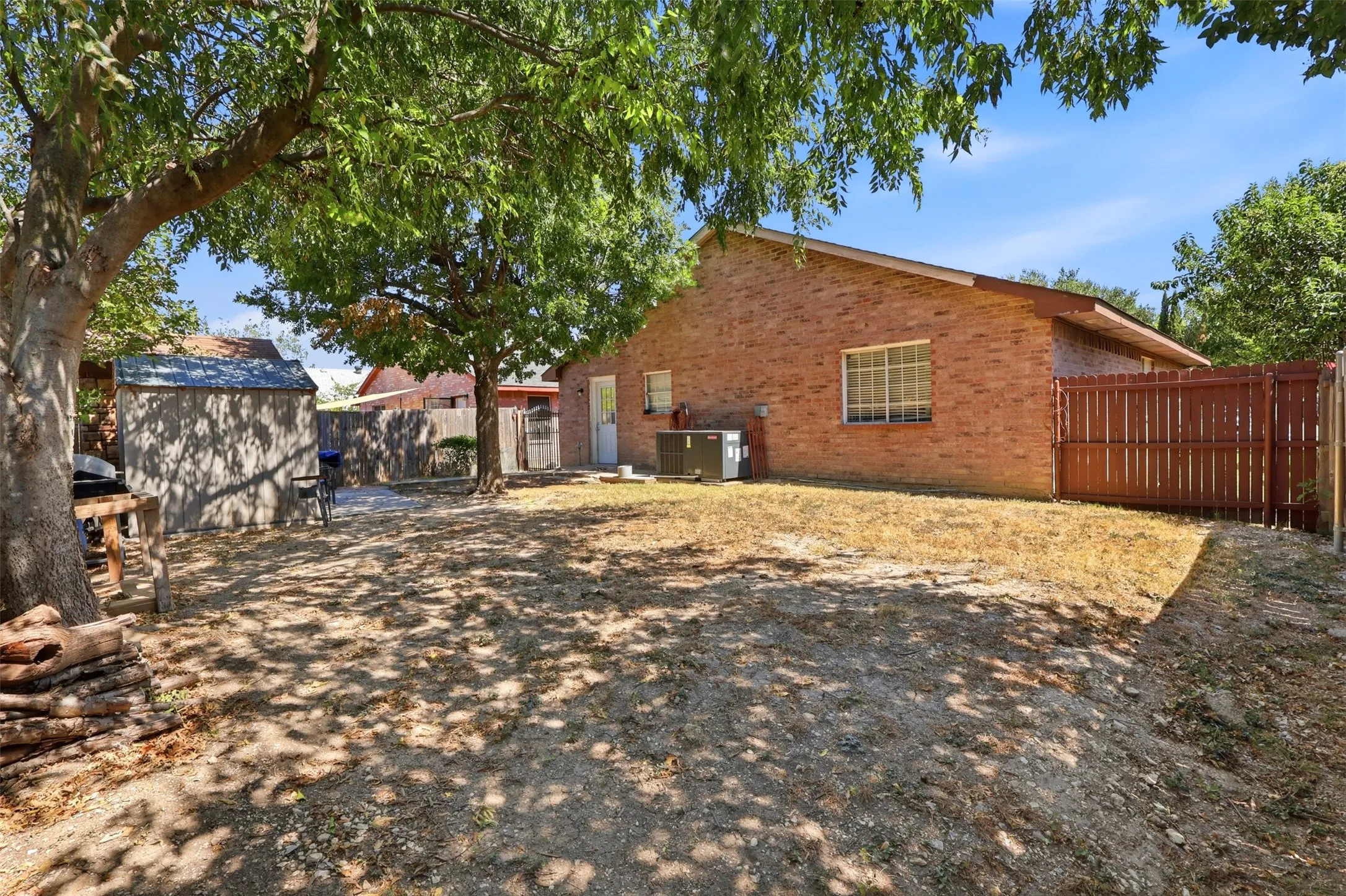 Single Family Residence For Sale in Dallas County , 4704 Lizzy Drive, Dallas, Texas 75211, 4 Bedroom, 2 Bathroom, Garage spaces, 1,276 Sqft, built in 1998, mls#21385728, Real Estate Agent in Dallas, Homes For Sale in Dallas county, Homes For Sale in Dallas, Realtor in Dallas Texas, Real Estate Brokerage Independent Realty Texas, Luminita Cordes Realtor