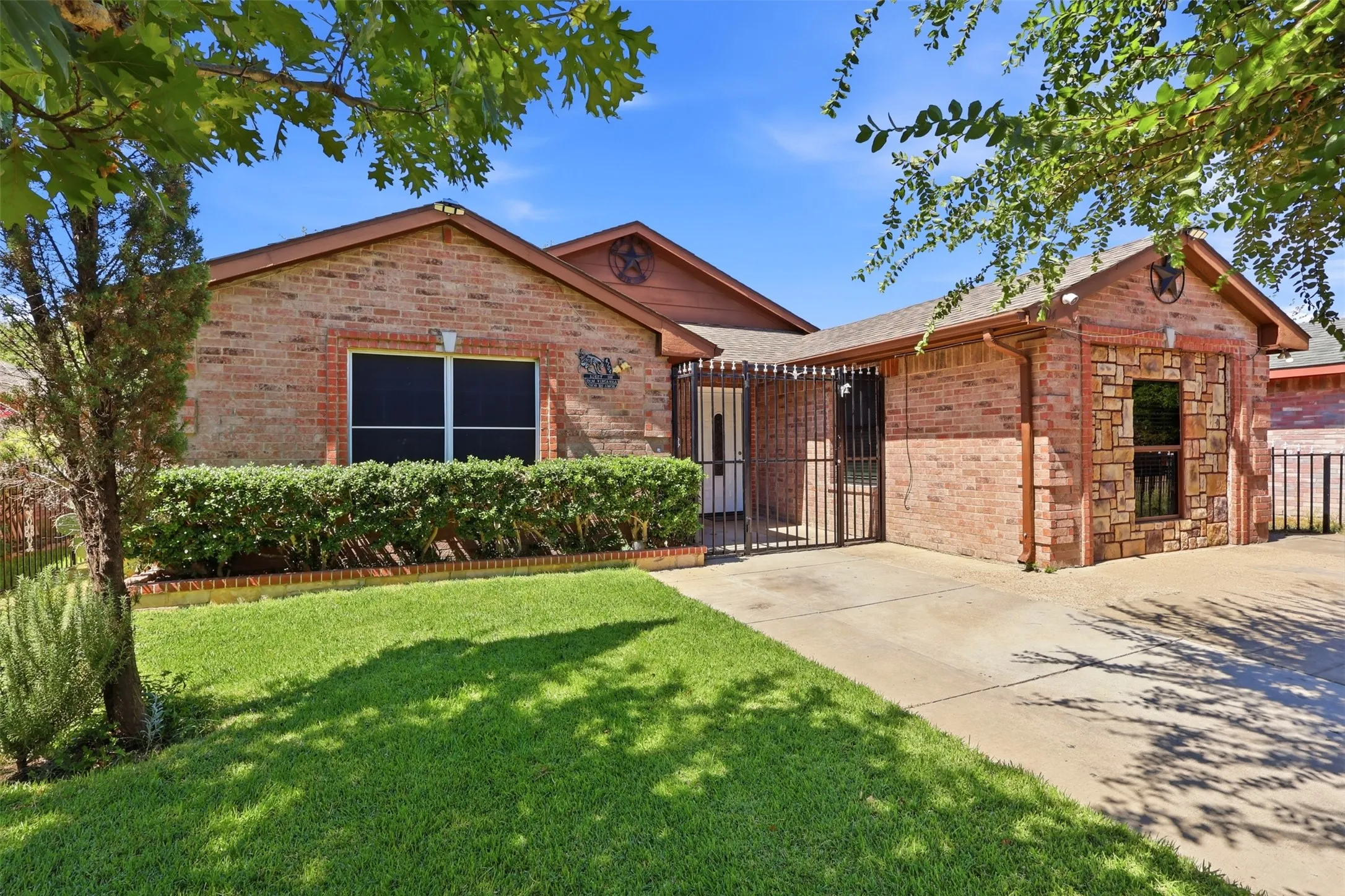 Single Family Residence For Sale in Dallas County , 4704 Lizzy Drive, Dallas, Texas 75211, 4 Bedroom, 2 Bathroom, Garage spaces, 1,276 Sqft, built in 1998, mls#21385728, Real Estate Agent in Dallas, Homes For Sale in Dallas county, Homes For Sale in Dallas, Realtor in Dallas Texas, Real Estate Brokerage Independent Realty Texas, Luminita Cordes Realtor
