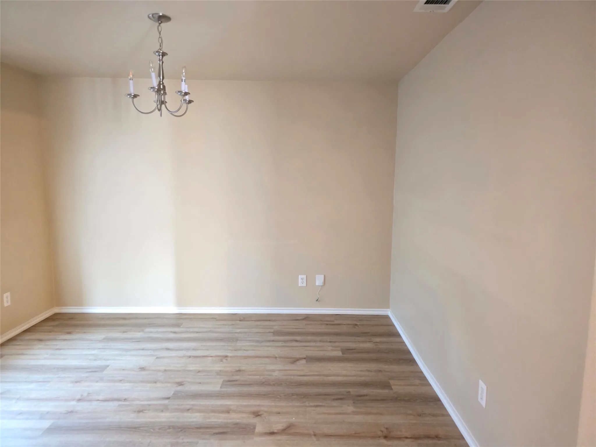 Single Family Residence For Sale in Dallas County , 157 Bushel Lane, Dallas, Texas 75241, 5 Bedroom, 3 Bathroom, 2 Garage spaces, 2,424 Sqft, built in 2007, mls#21387008, Real Estate Agent in Dallas, Homes For Sale in Dallas county, Homes For Sale in Dallas, Realtor in Dallas Texas, Real Estate Brokerage Independent Realty Texas, Luminita Cordes Realtor