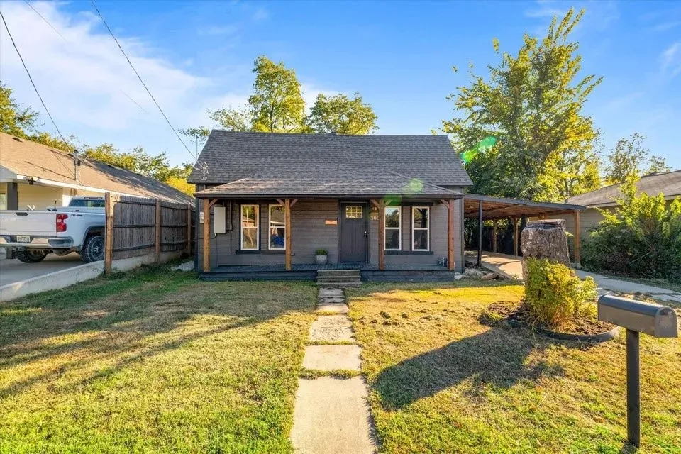 Single Family Residence For Sale in Grayson County , 306 Hall Street, Whitesboro, Texas 76273, 2 Bedroom, 2 Bathroom, Garage spaces, 812 Sqft, built in 1953, mls#21387007, Real Estate Agent in Whitesboro, Homes For Sale in Grayson county, Homes For Sale in Whitesboro, Realtor in Whitesboro Texas, Real Estate Brokerage Independent Realty Texas, Luminita Cordes Realtor
